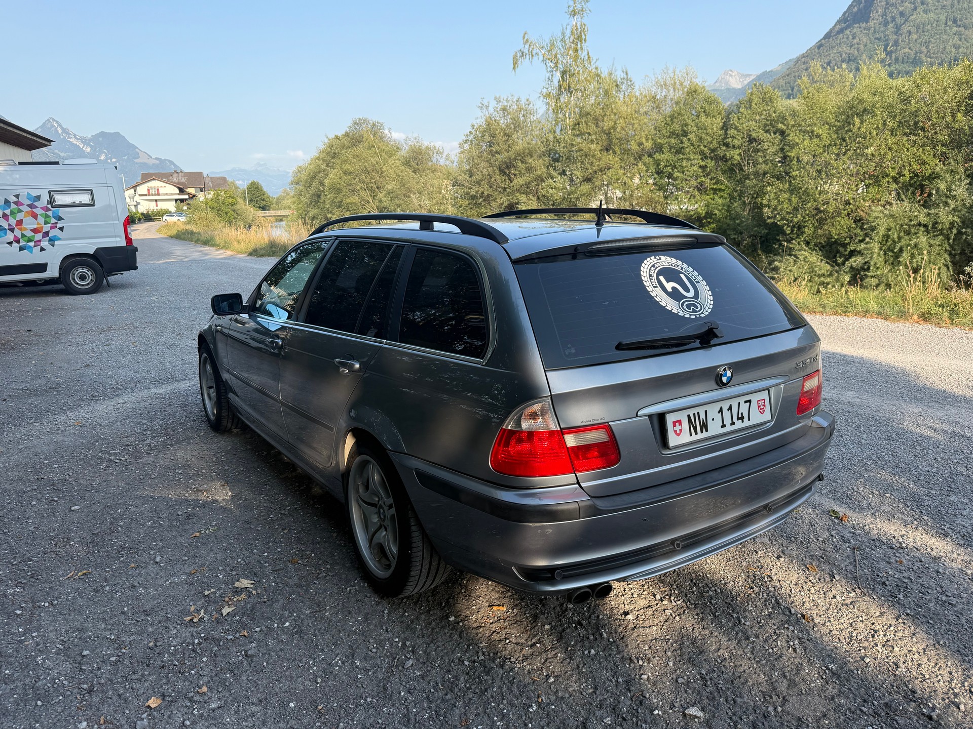 BMW 330xi-image-1