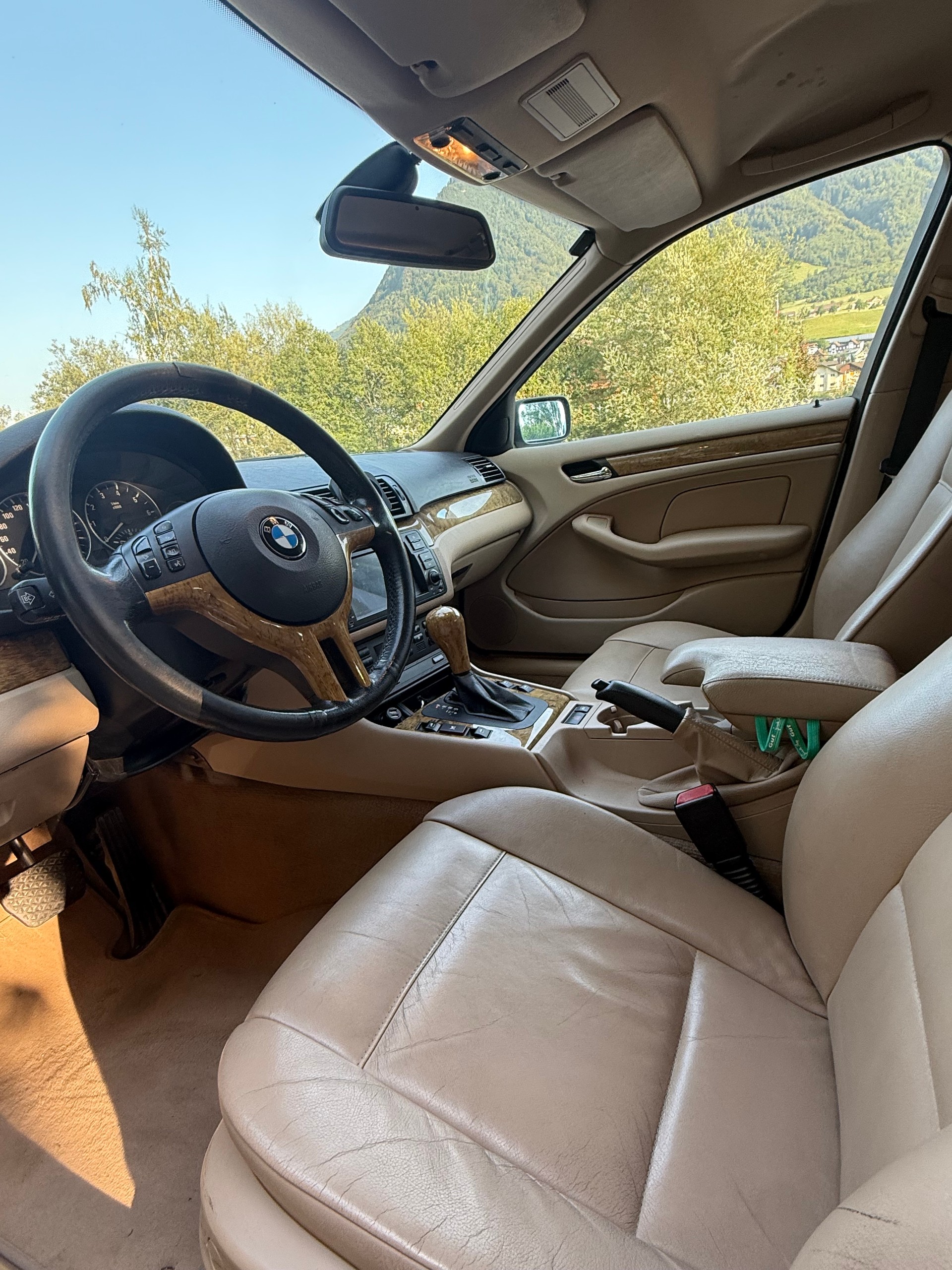 BMW 330xi-image-4