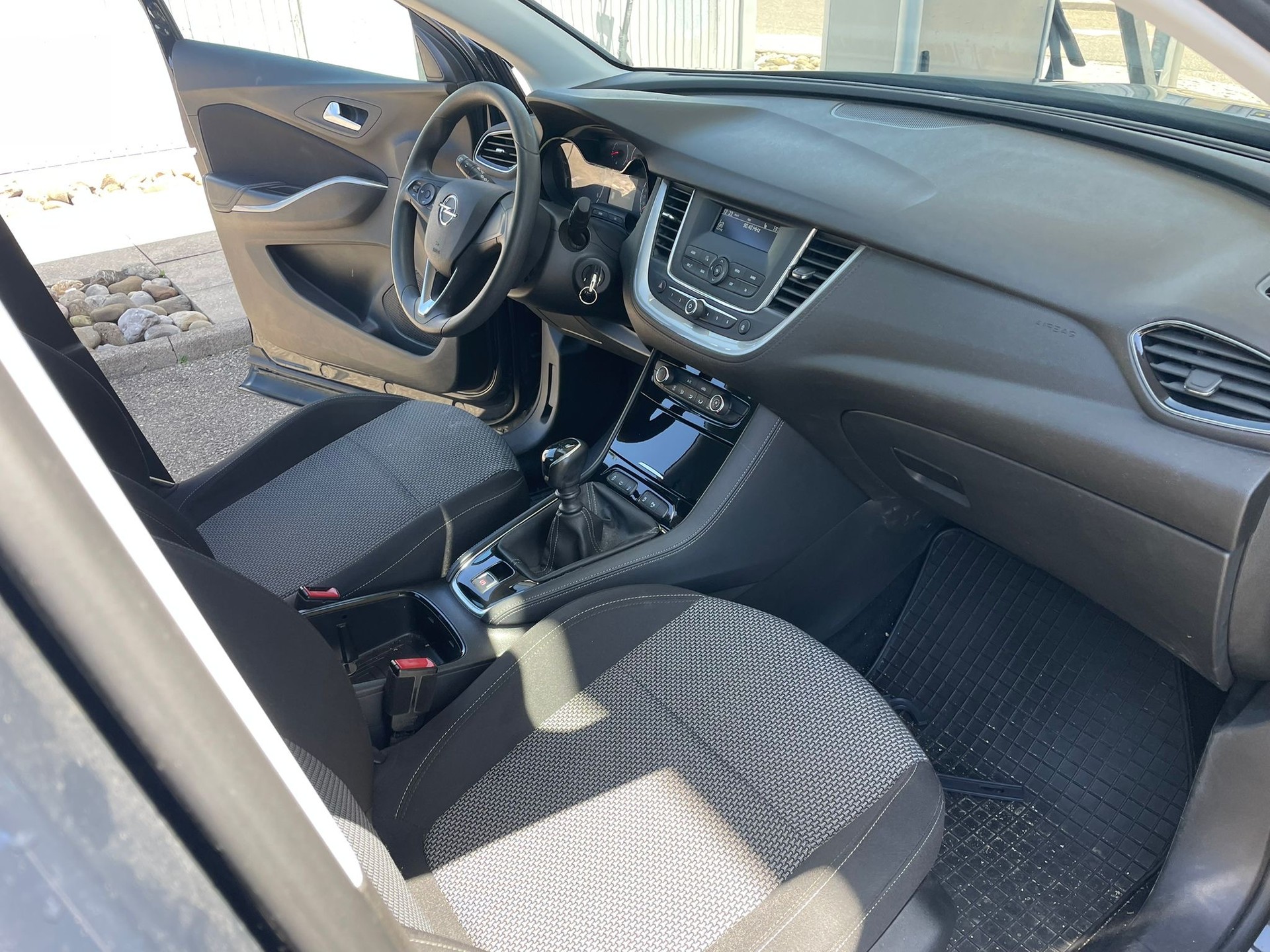 OPEL Grandland X 1.2i TP Design Line-image-10