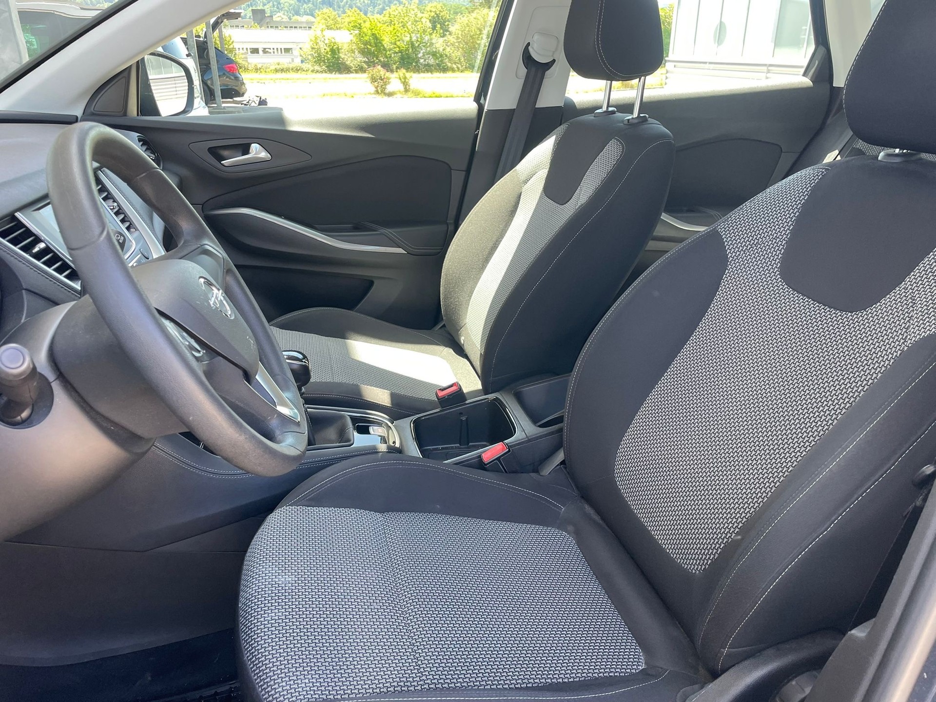 OPEL Grandland X 1.2i TP Design Line-image-13