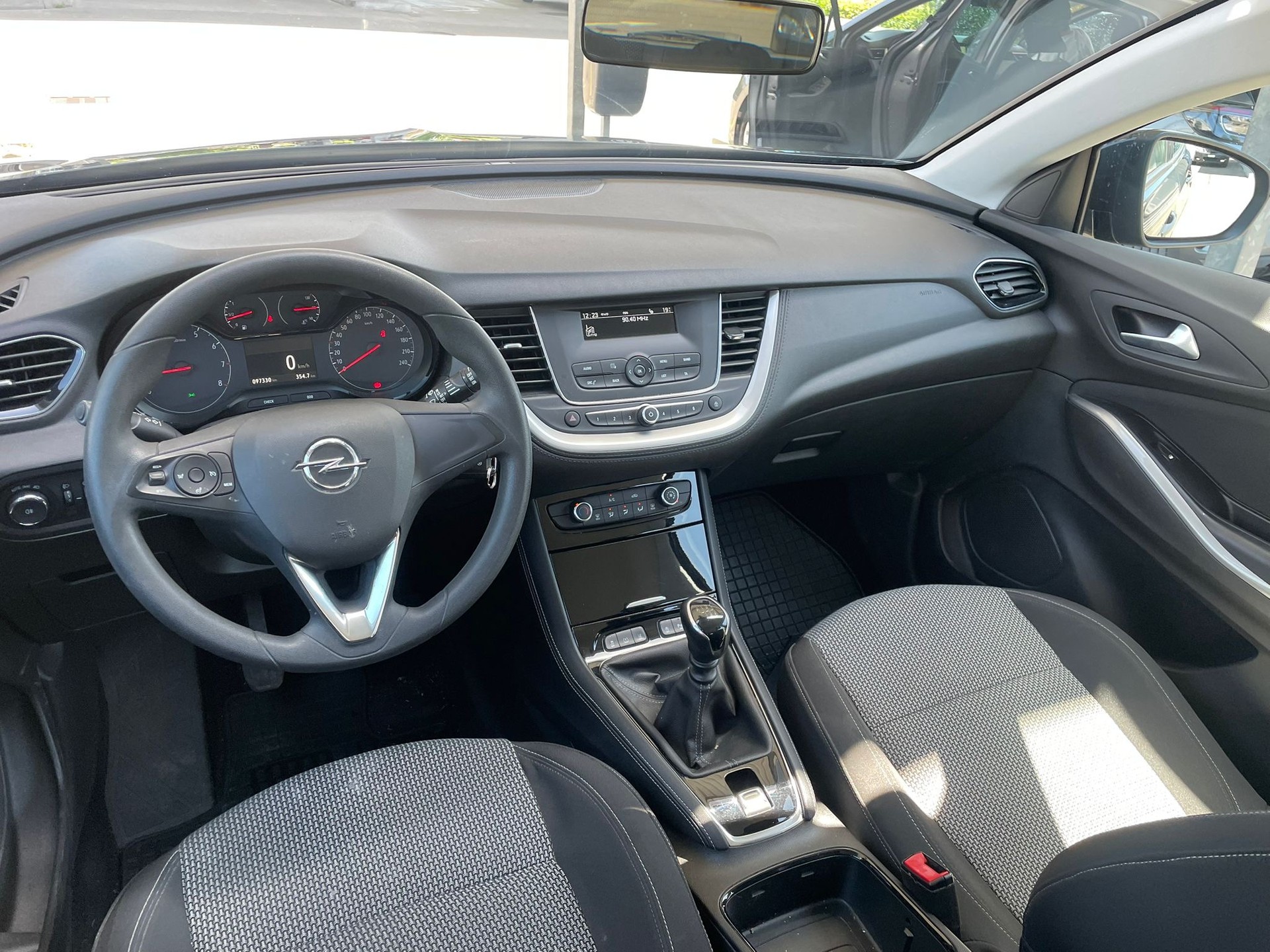 OPEL Grandland X 1.2i TP Design Line-image-11