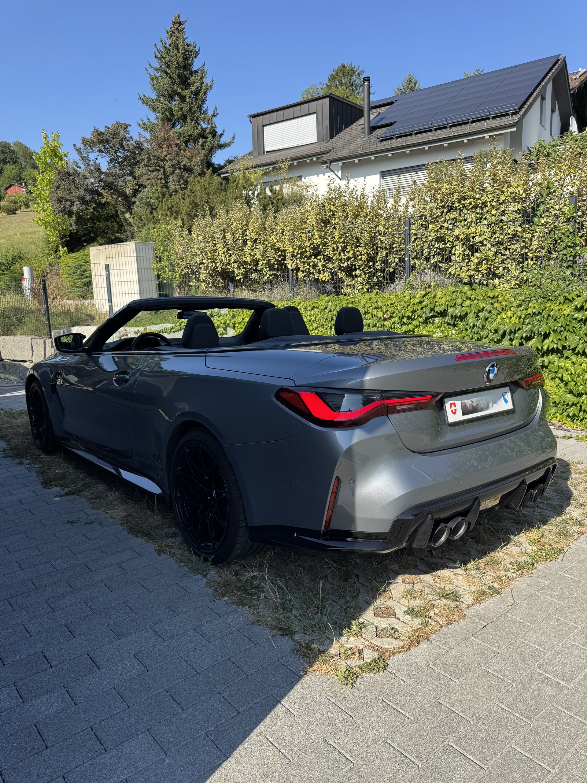BMW M4 Competition xDrive Cabrio-image-4