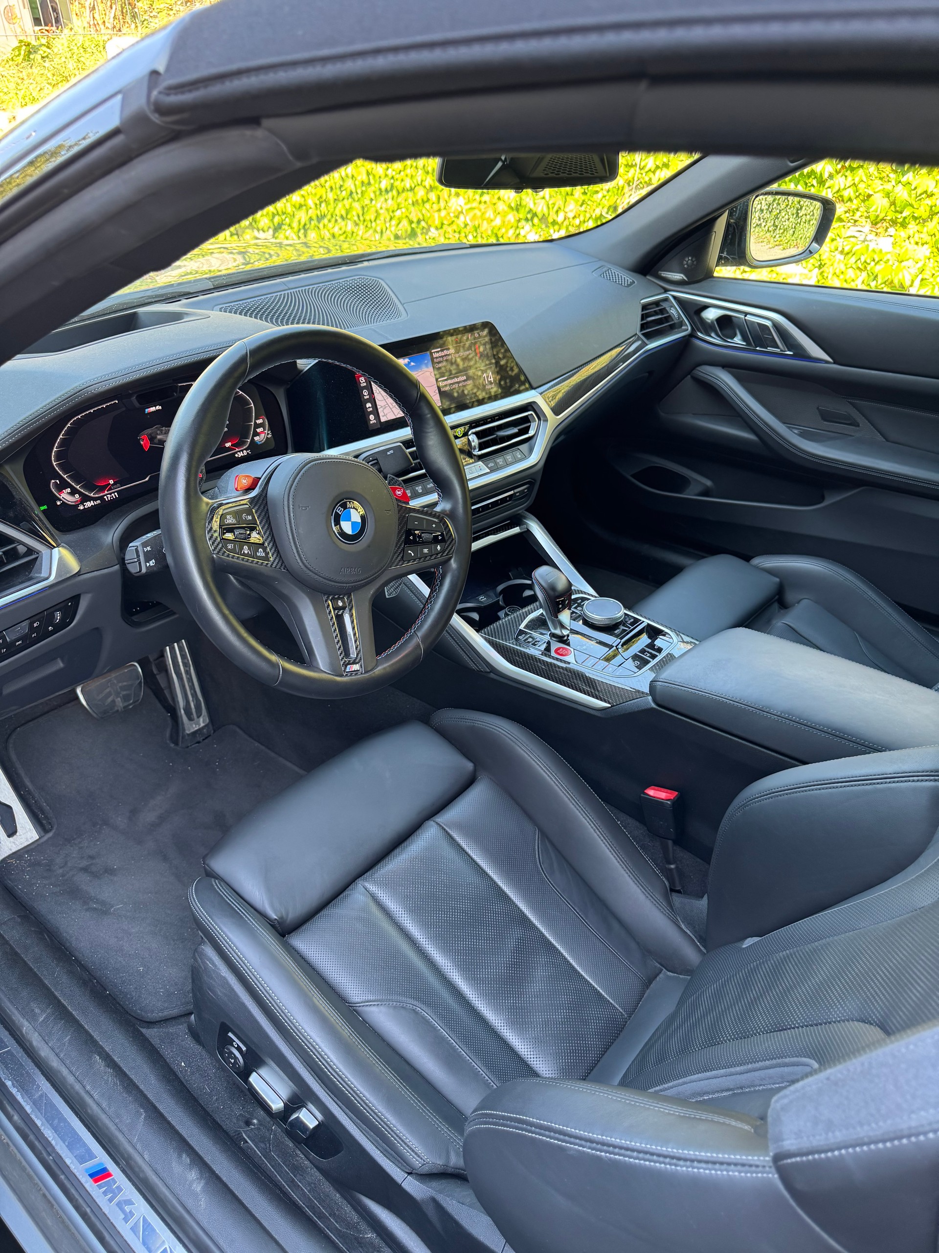 BMW M4 Competition xDrive Cabrio-image-9