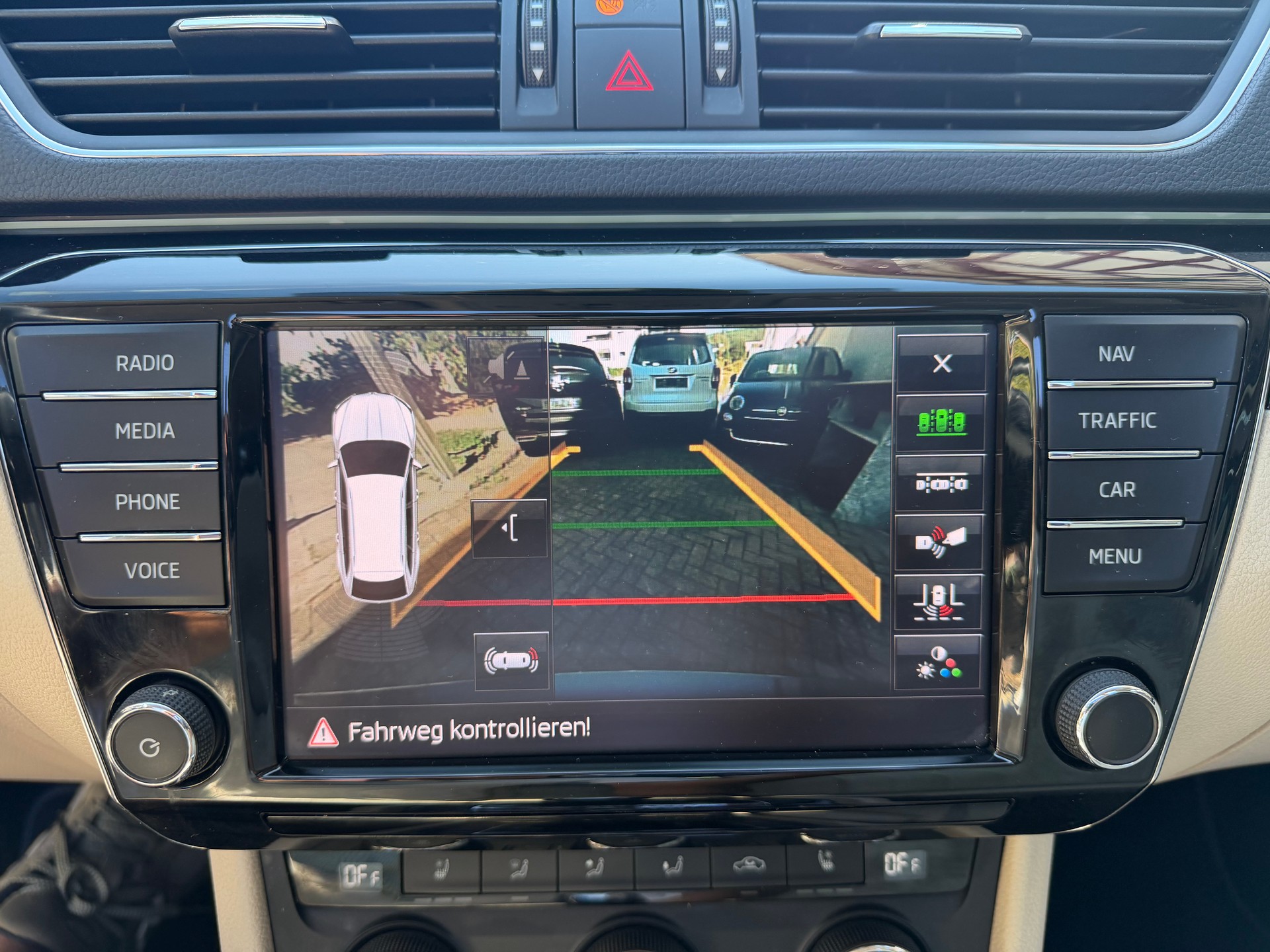 SKODA Superb Combi 2.0 TSI L&K DSG 4x4-image-9