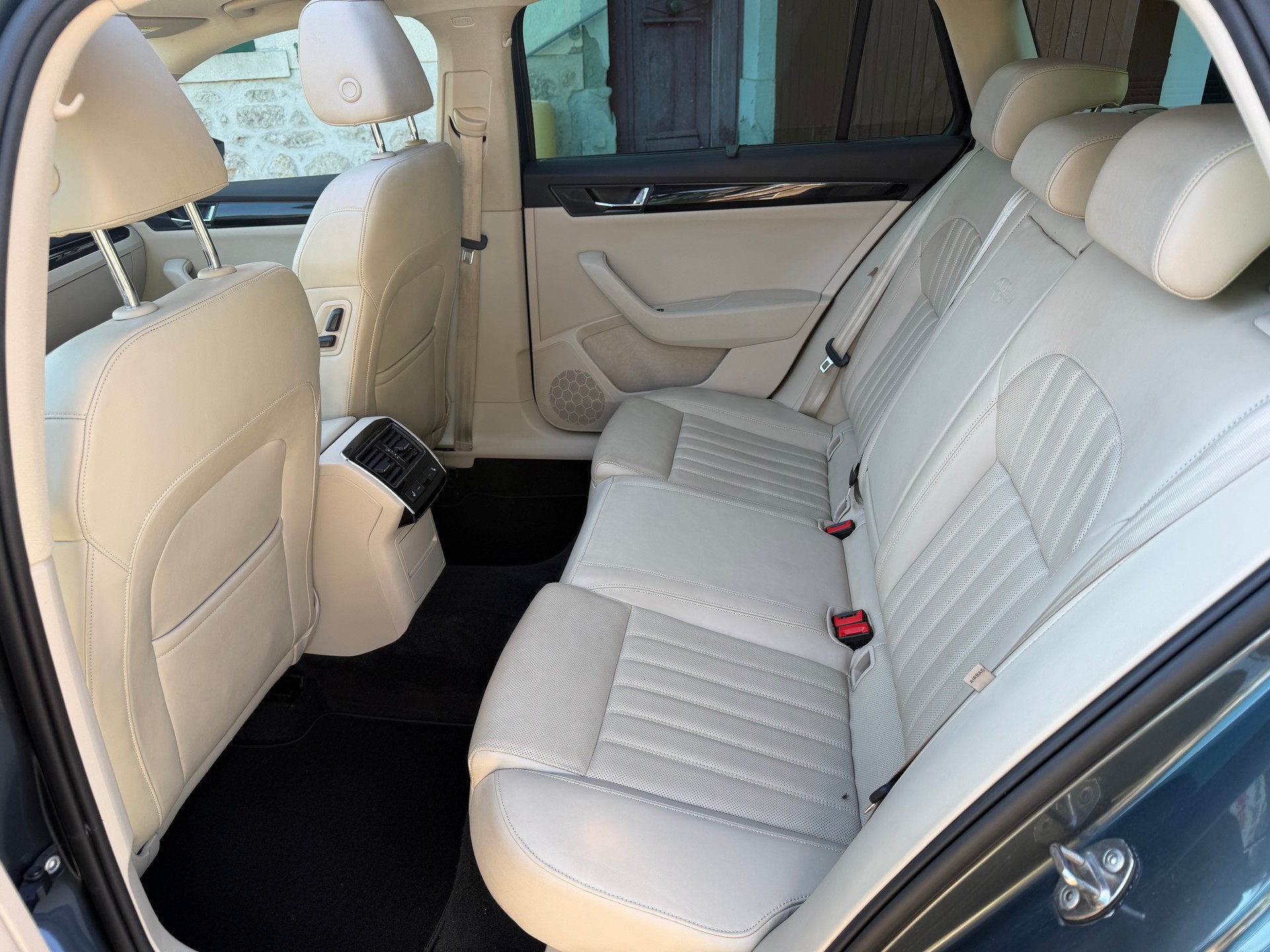 SKODA Superb Combi 2.0 TSI L&K DSG 4x4-image-6