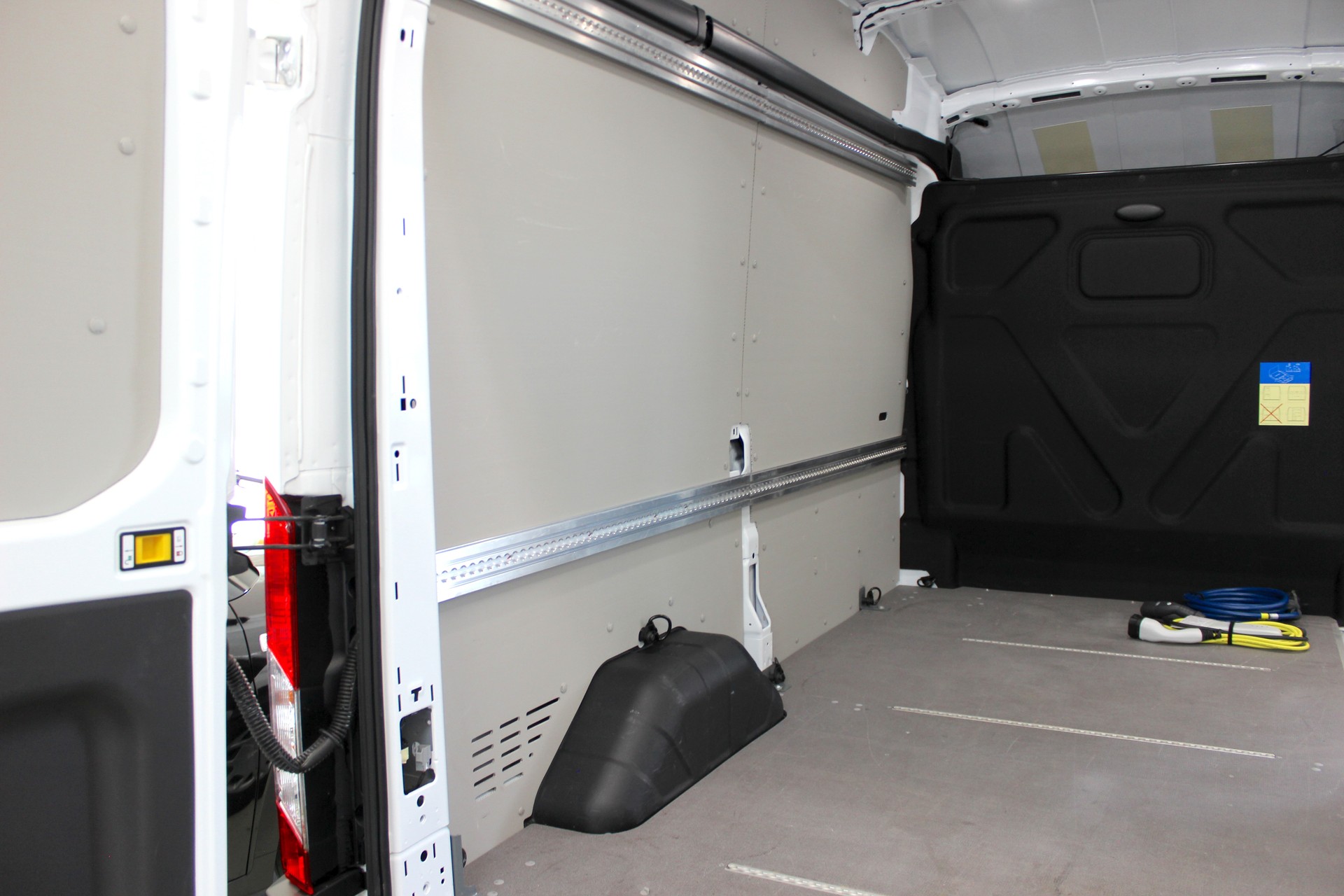 FORD E-Transit Van 350 L2 H3 Trend RWD 68kWh 💥 TOP Ausstattung 💥 Lieferung möglich-image-15