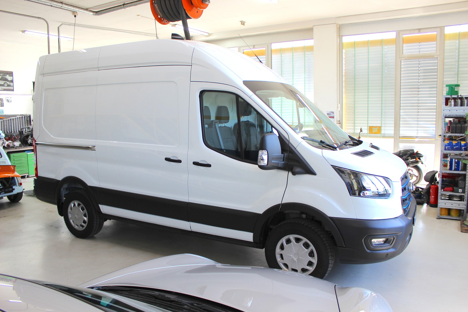 FORD E-Transit Van 350 L2 H3 Trend RWD 68kWh 💥 TOP Ausstattung 💥 Lieferung möglich-image-1