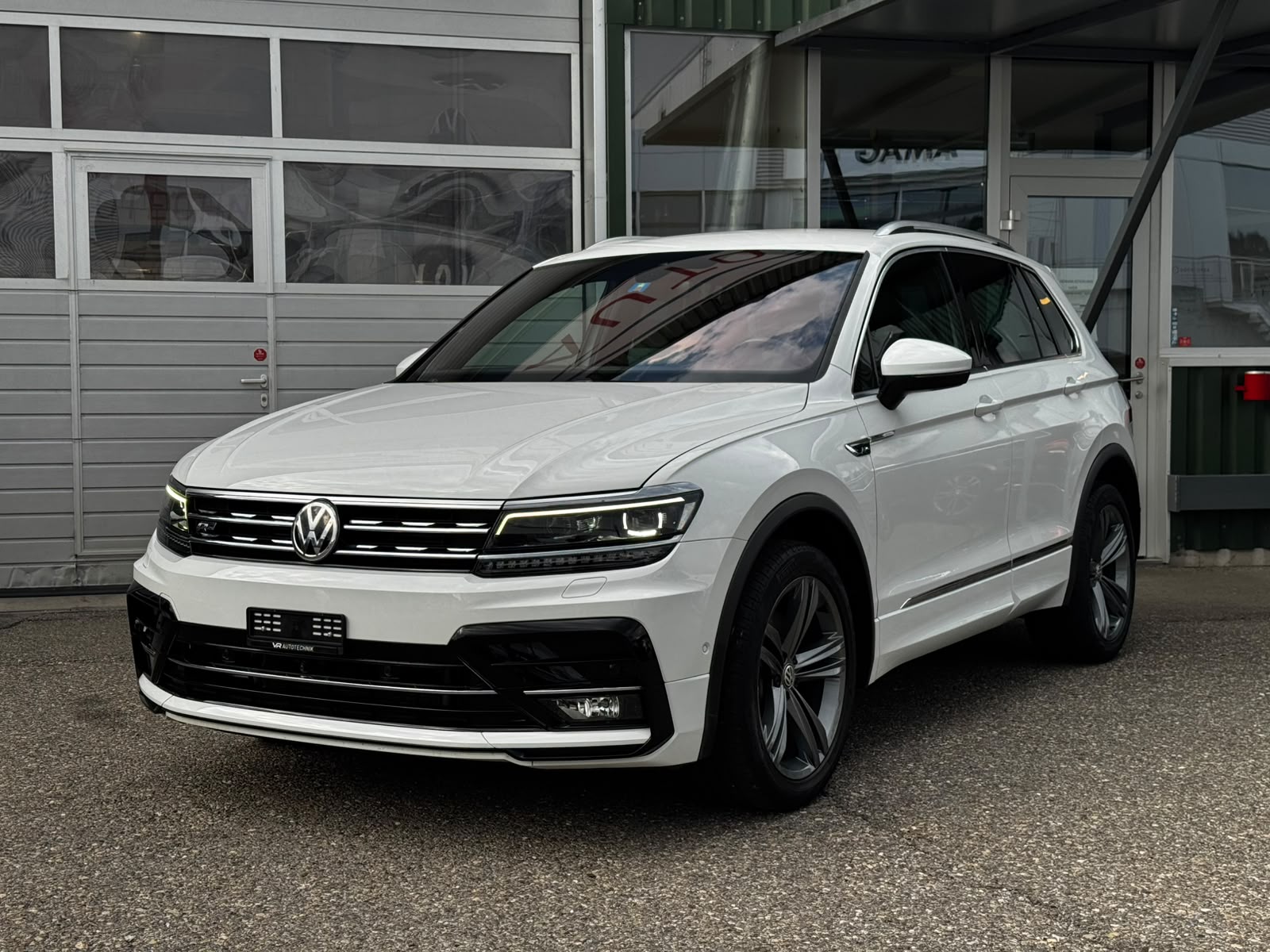 VW Tiguan 2.0TSI R-Line 4Motion DSG-image-4