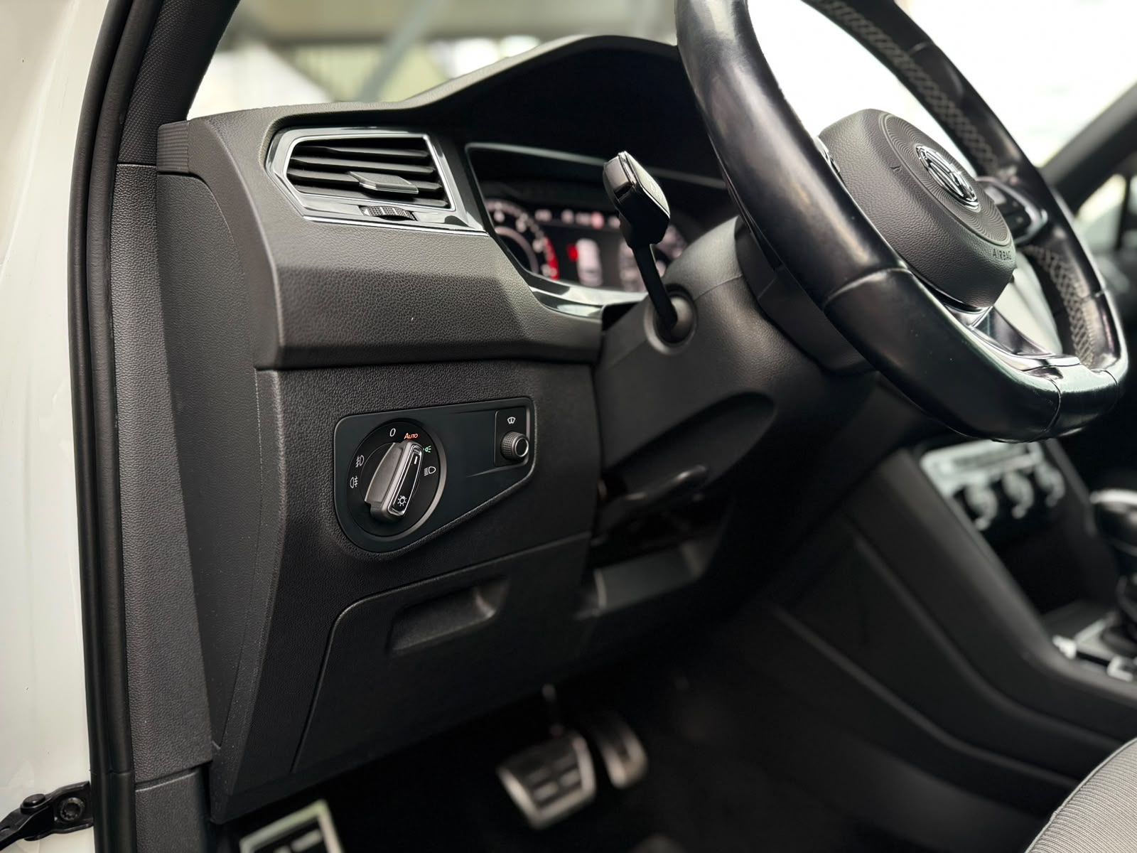 VW Tiguan 2.0TSI R-Line 4Motion DSG-image-22