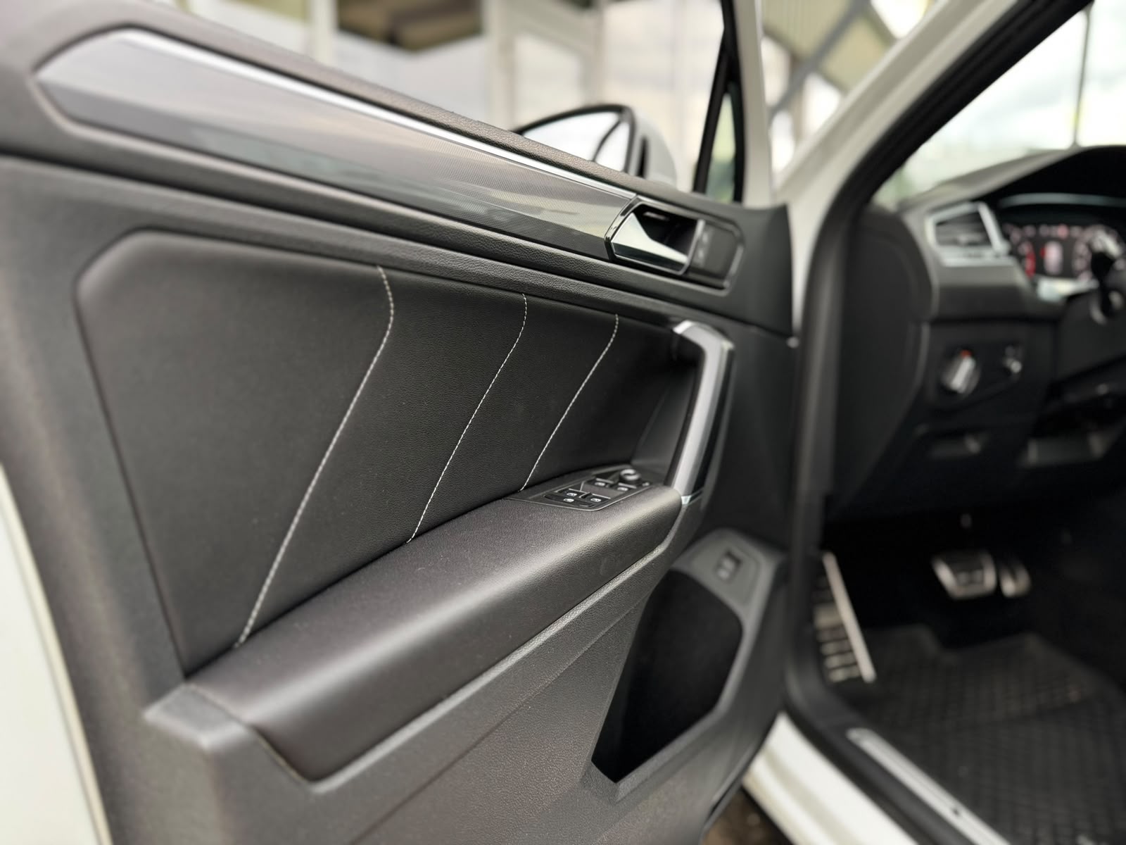 VW Tiguan 2.0TSI R-Line 4Motion DSG-image-20