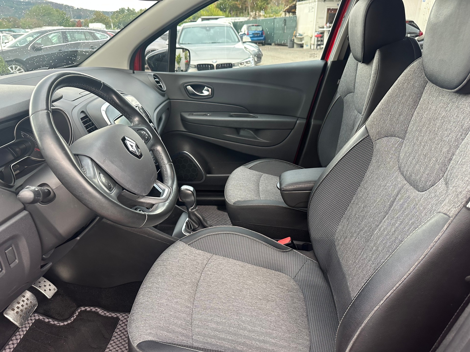 RENAULT Captur 1.2 T 16V 90th Anniversary EDC-image-7