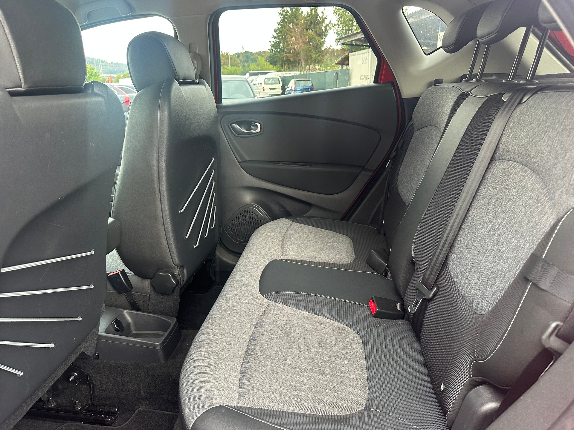 RENAULT Captur 1.2 T 16V 90th Anniversary EDC-image-8