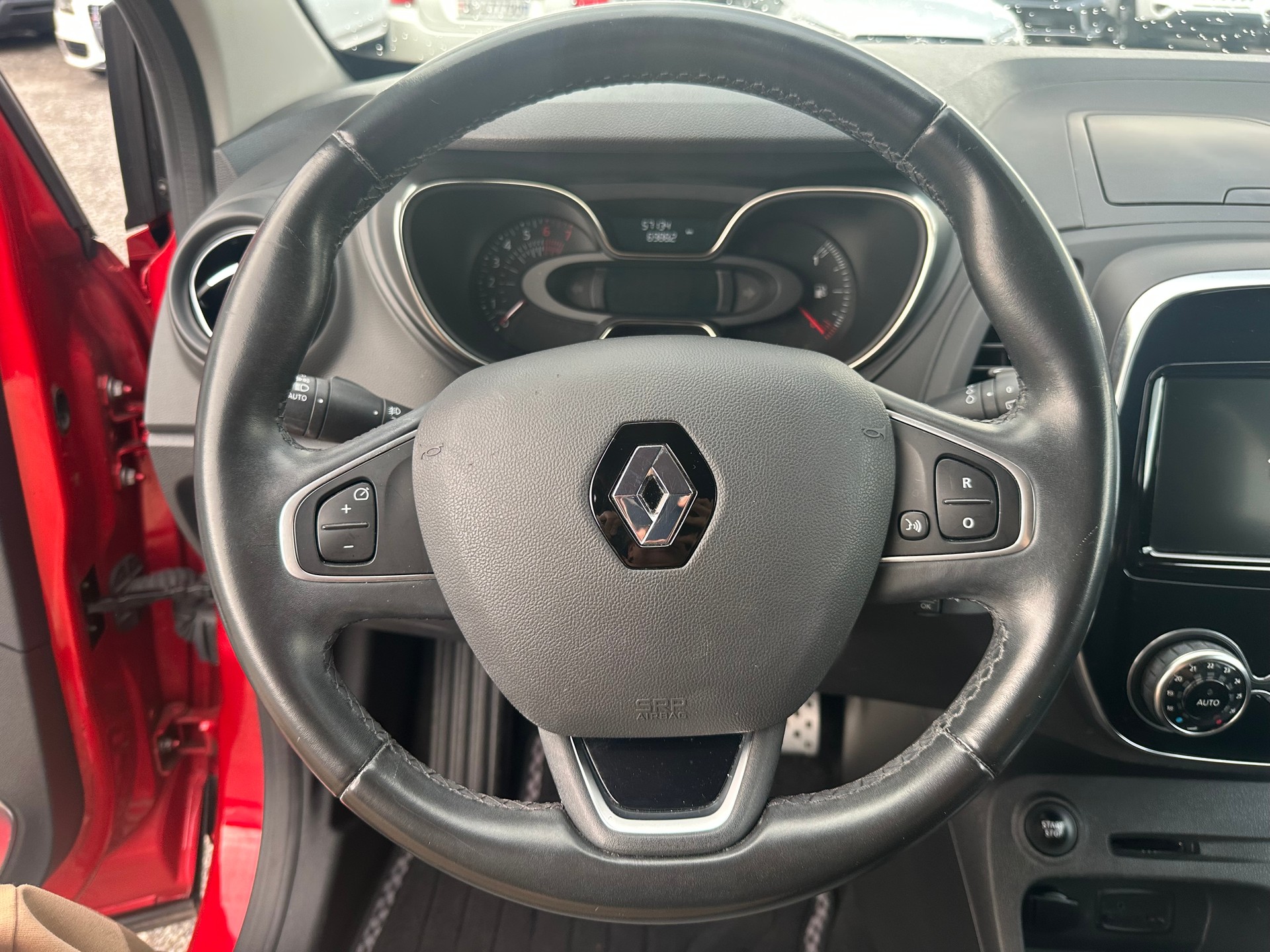 RENAULT Captur 1.2 T 16V 90th Anniversary EDC-image-10