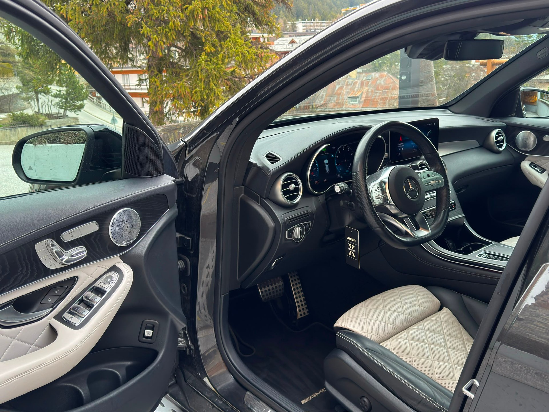 MERCEDES-BENZ GLC 200 AMG Line 4Matic 9G-Tronic-image-4