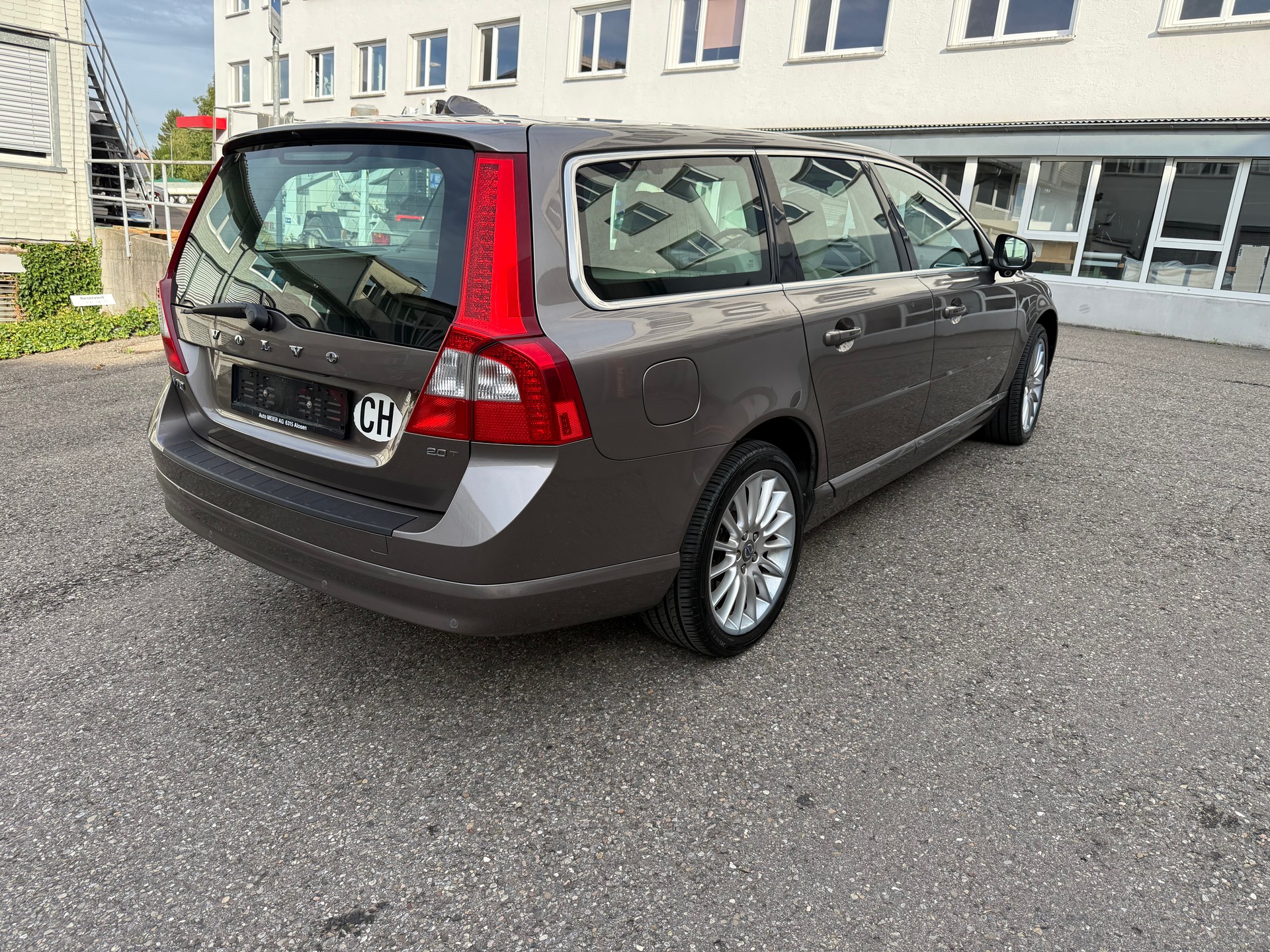 VOLVO V70 2.0T Summum Powershift-image-4