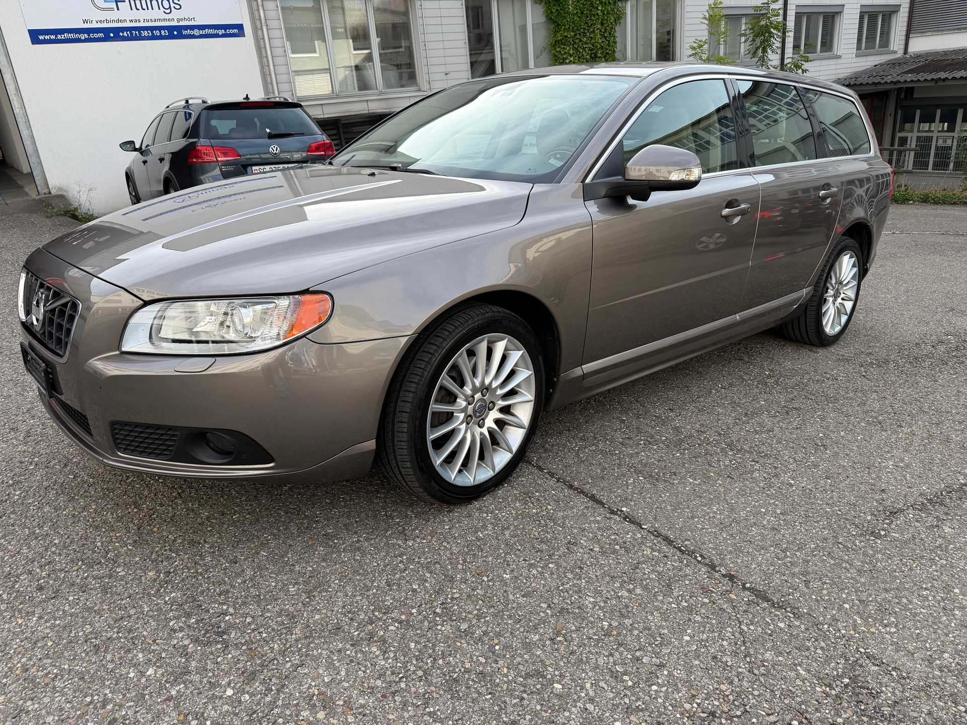 VOLVO V70 2.0T Summum Powershift-image-2