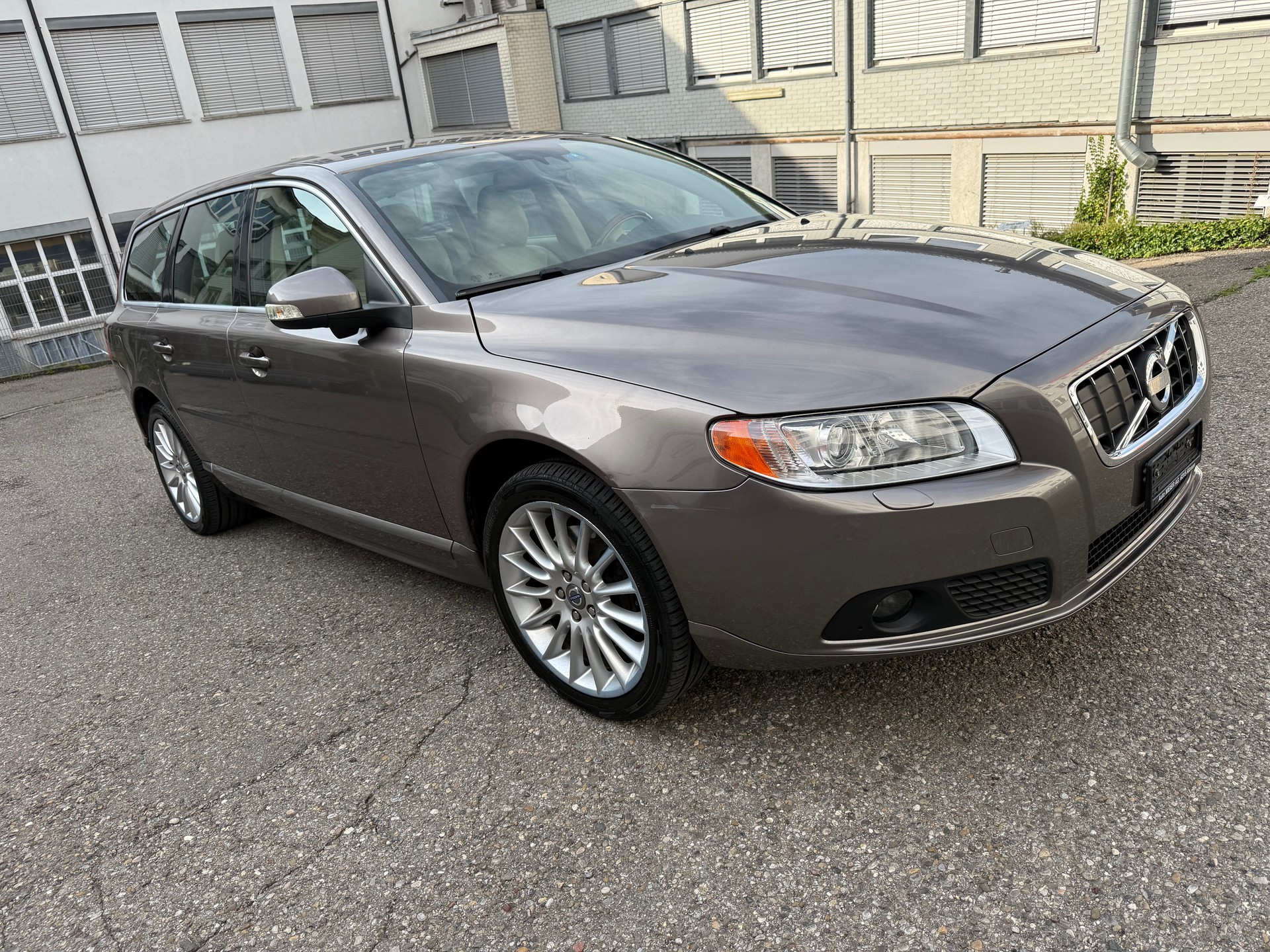 VOLVO V70 2.0T Summum Powershift-image-1