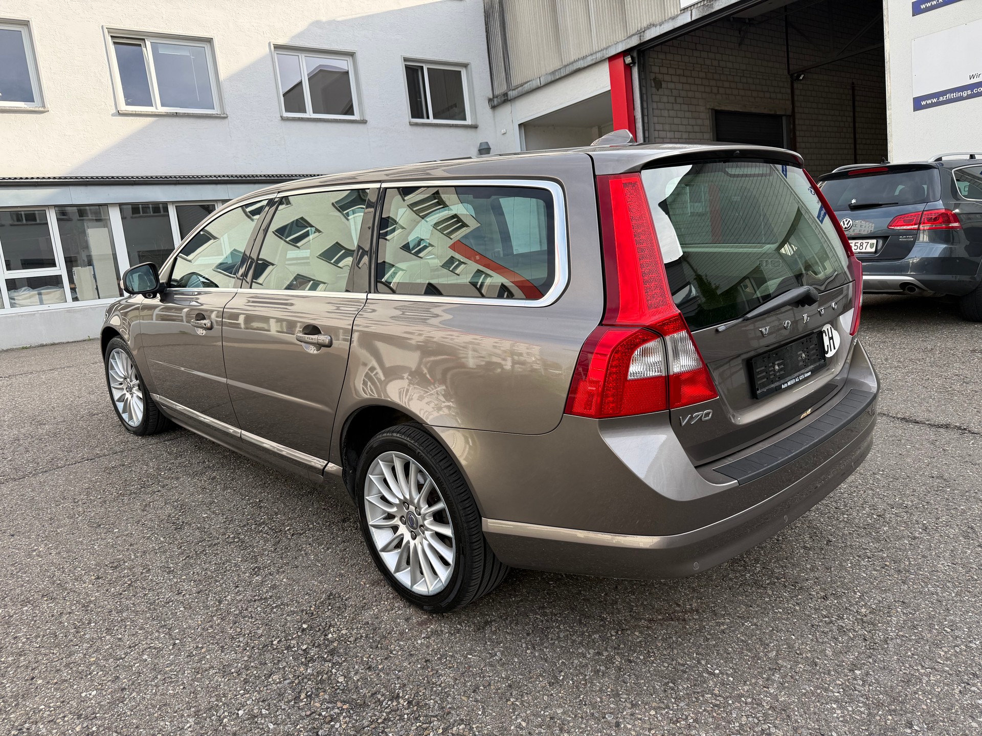 VOLVO V70 2.0T Summum Powershift-image-3