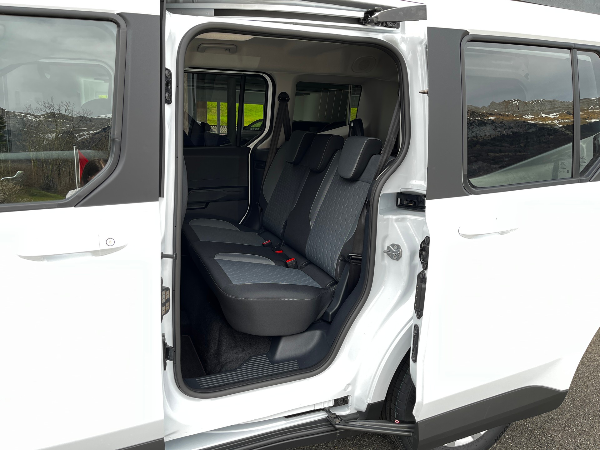 FORD Tourneo Courier 1.0 EcoBoost Titanium-image-4