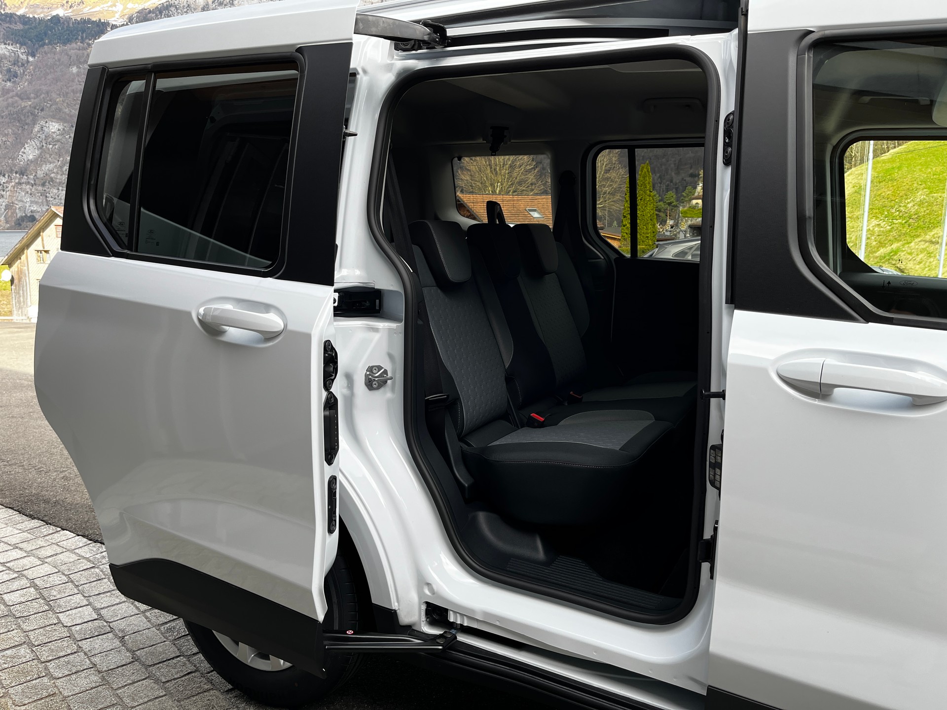 FORD Tourneo Courier 1.0 EcoBoost Titanium-image-5