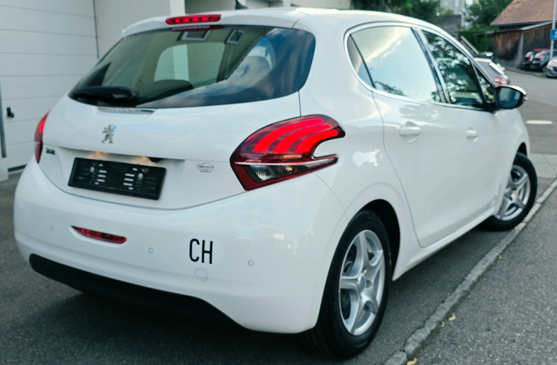 PEUGEOT 208 1.2 PureTech Style-image-4