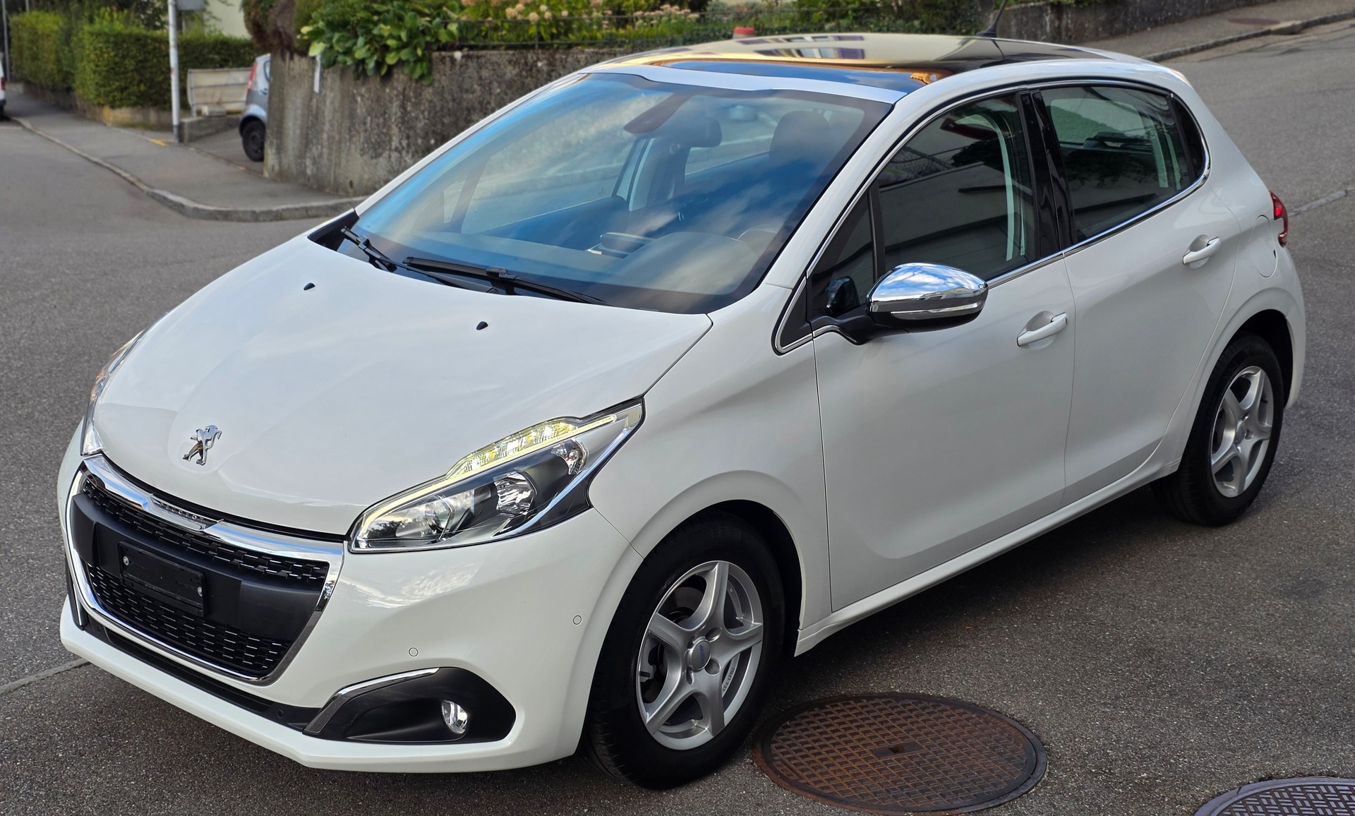 PEUGEOT 208 1.2 PureTech Style-image-1