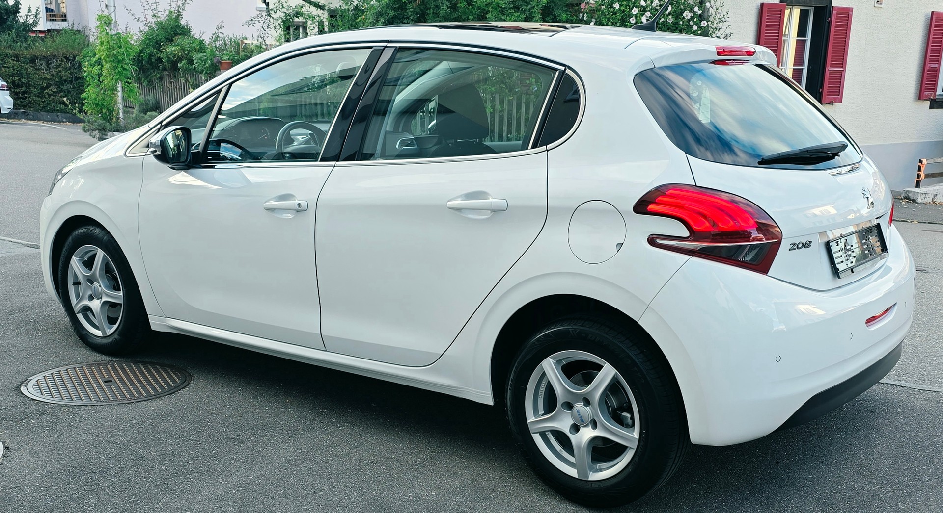 PEUGEOT 208 1.2 PureTech Style-image-6