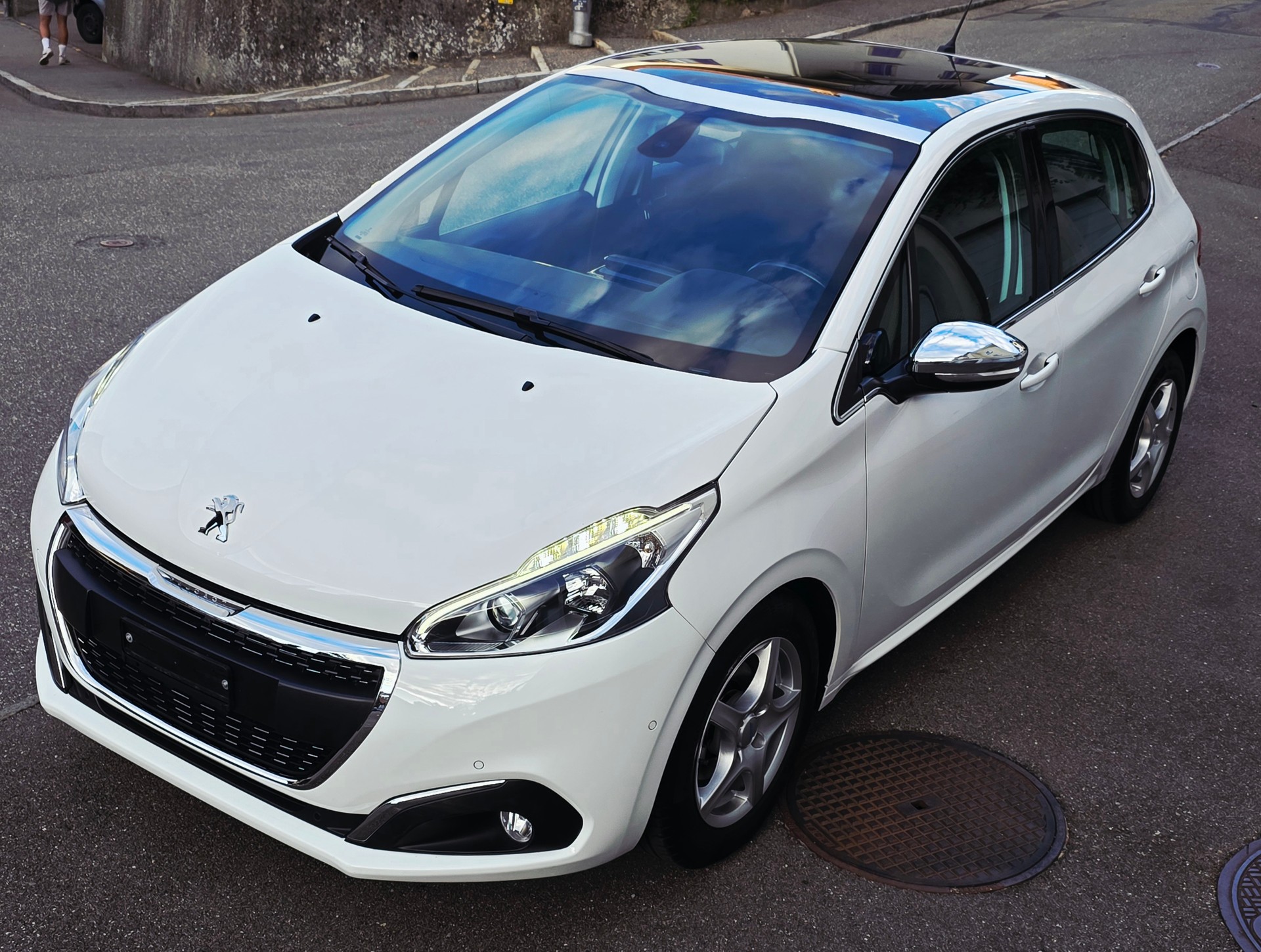 PEUGEOT 208 1.2 PureTech Style-image-3
