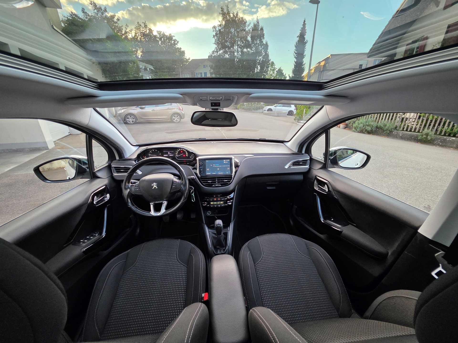 PEUGEOT 208 1.2 PureTech Style-image-8