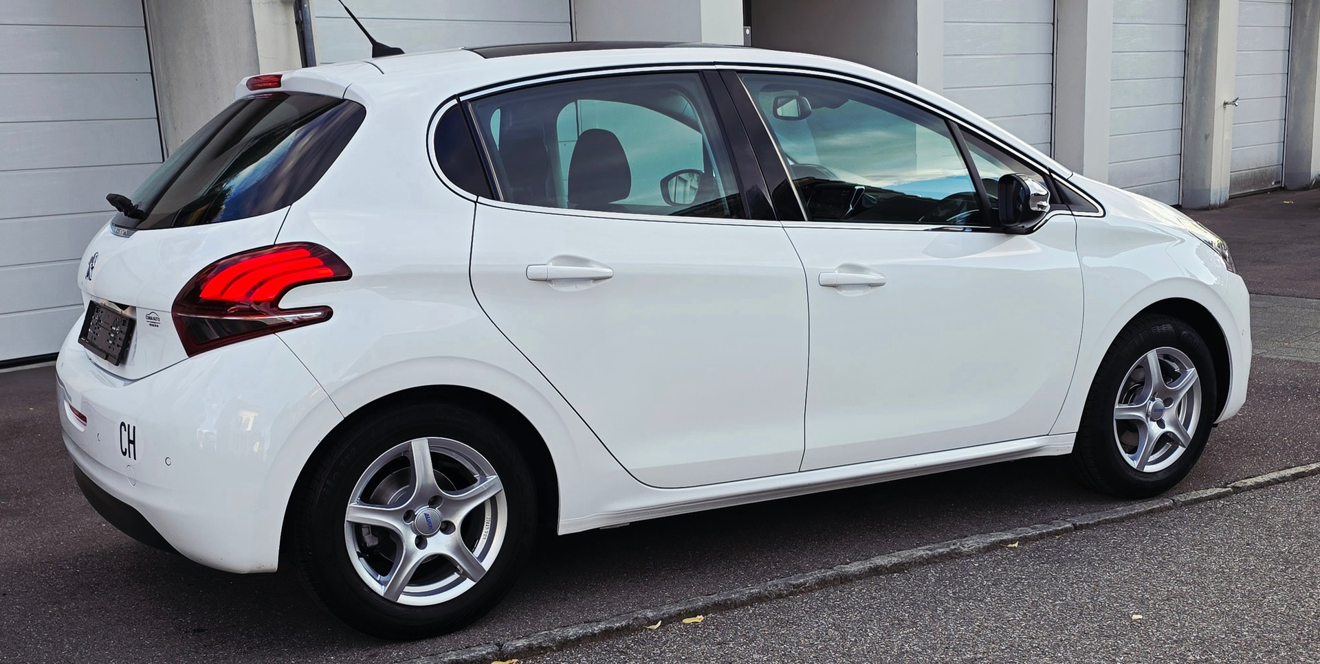 PEUGEOT 208 1.2 PureTech Style-image-7