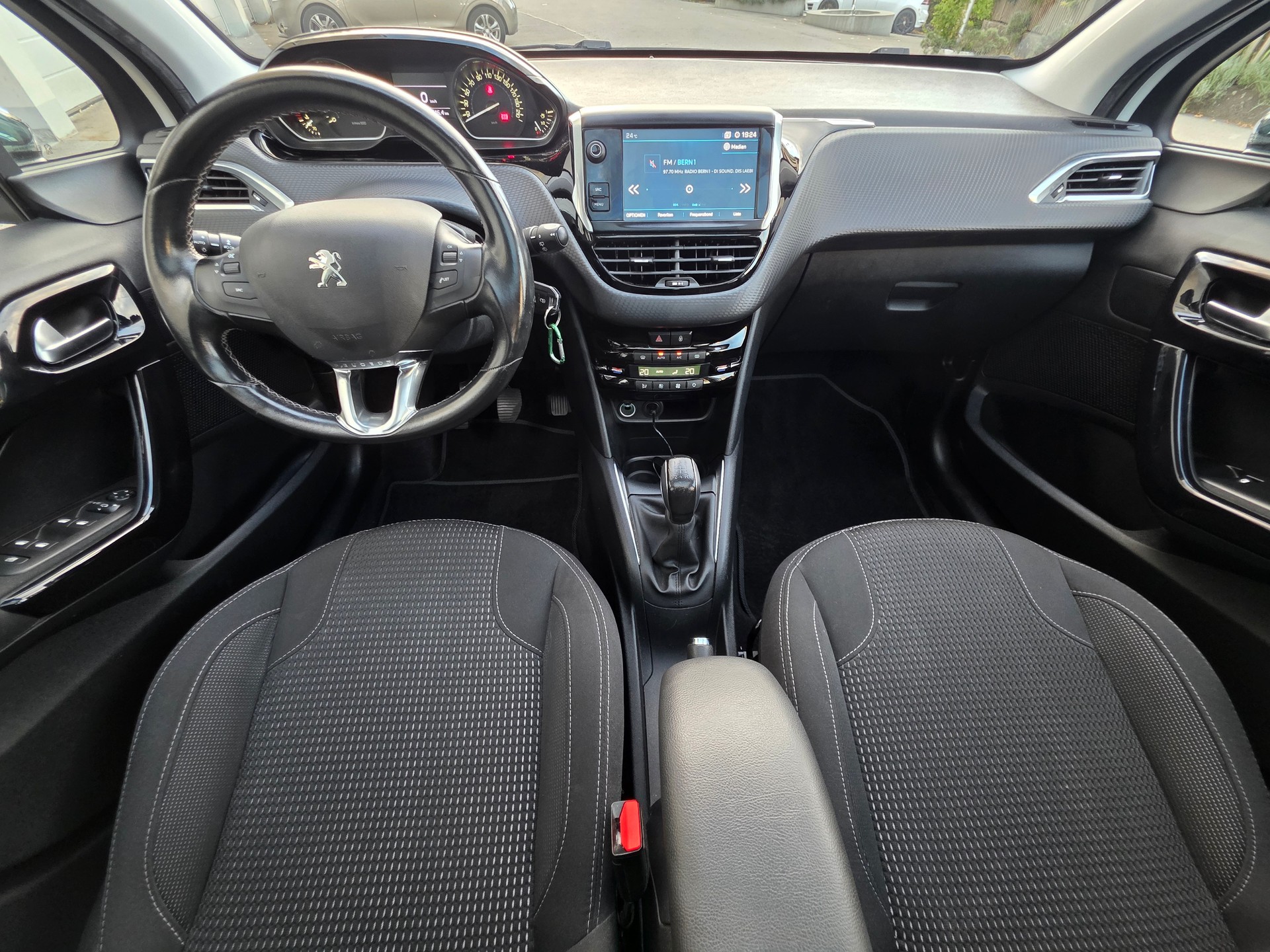 PEUGEOT 208 1.2 PureTech Style-image-9