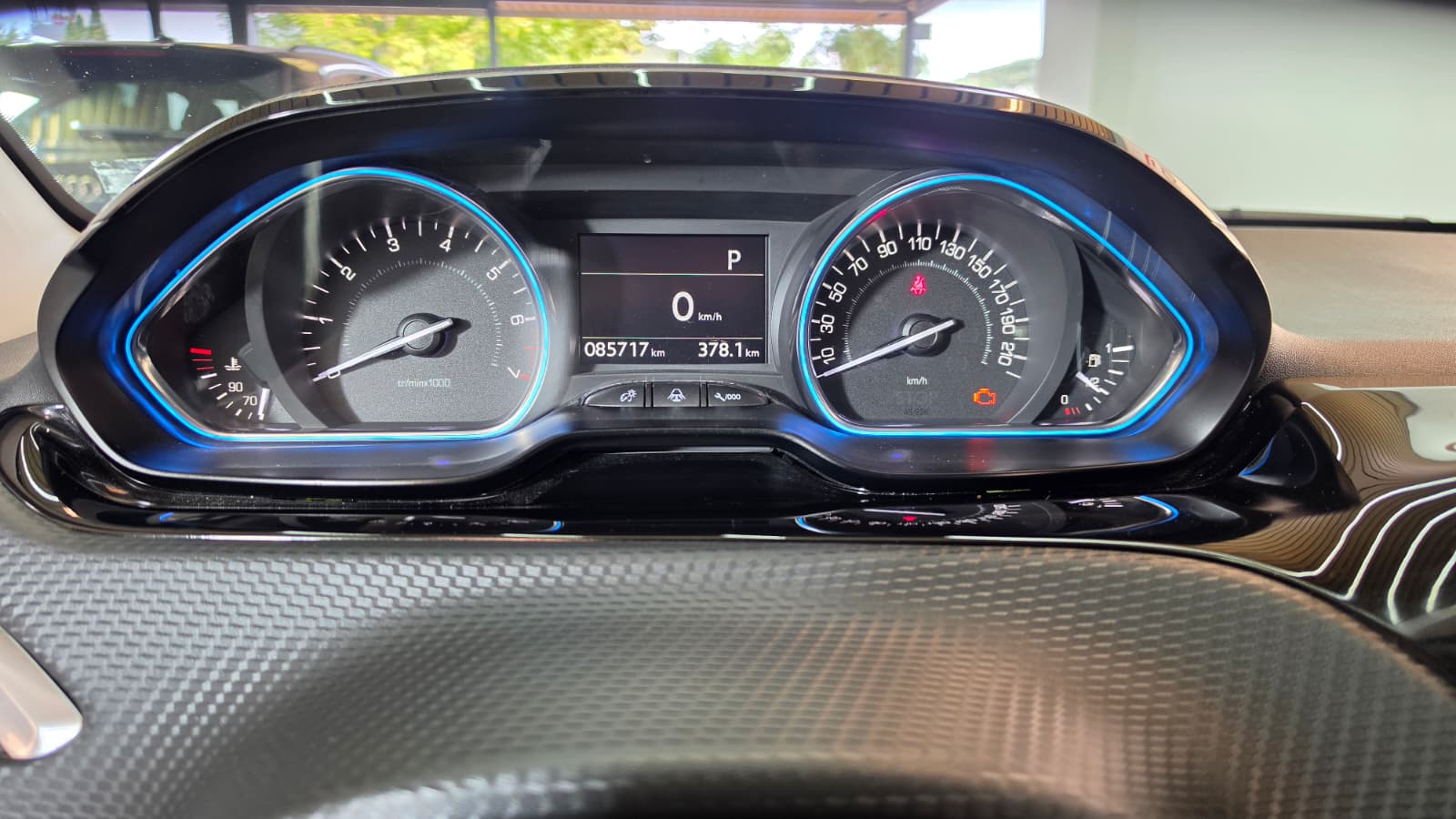 PEUGEOT 2008 1.2 PureTech, Top Fahrzeug, Panoramadach, 8-Fach Bereift, Frisch ab Service-image-8
