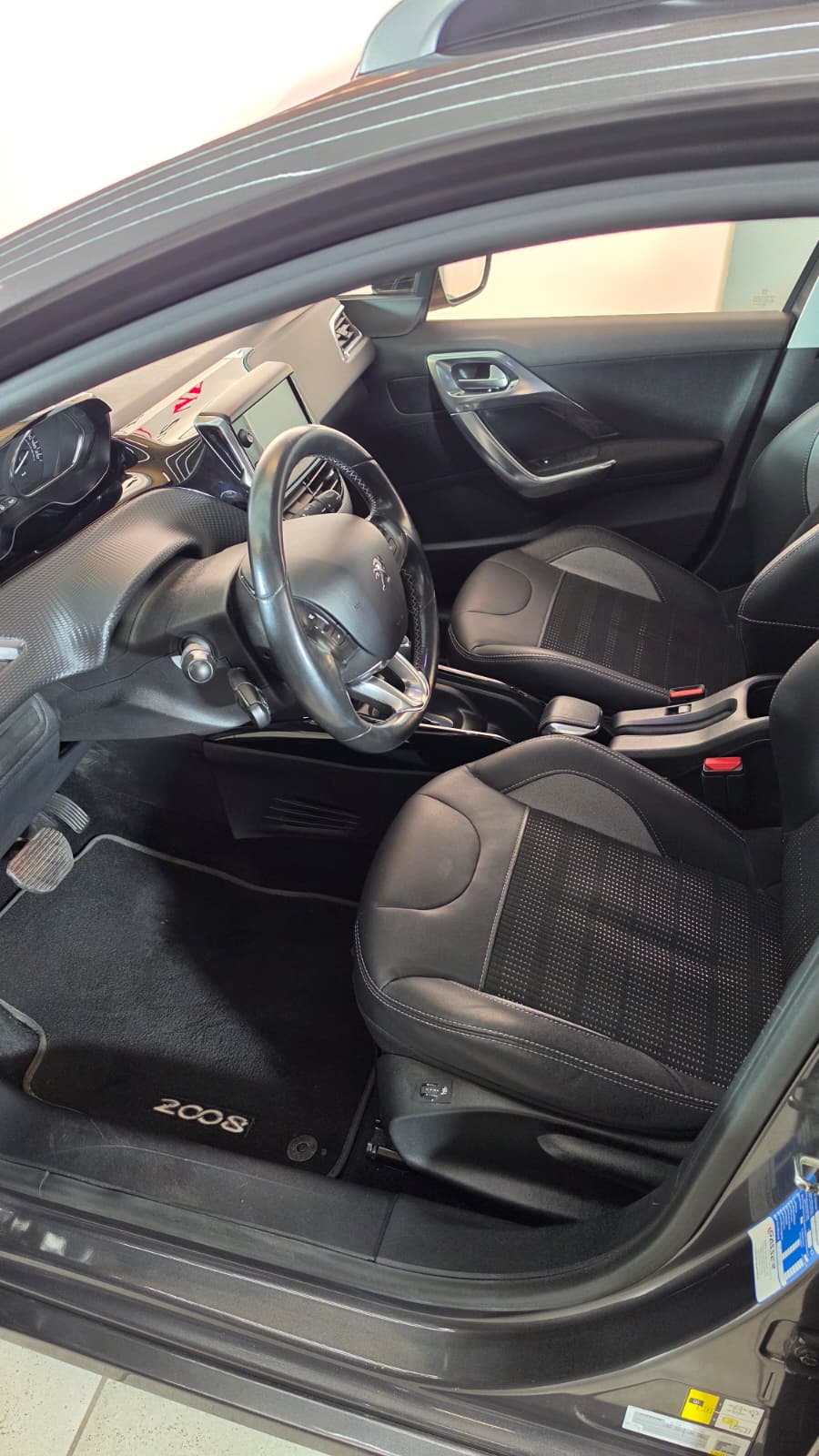 PEUGEOT 2008 1.2 PureTech, Top Fahrzeug, Panoramadach, 8-Fach Bereift, Frisch ab Service-image-9