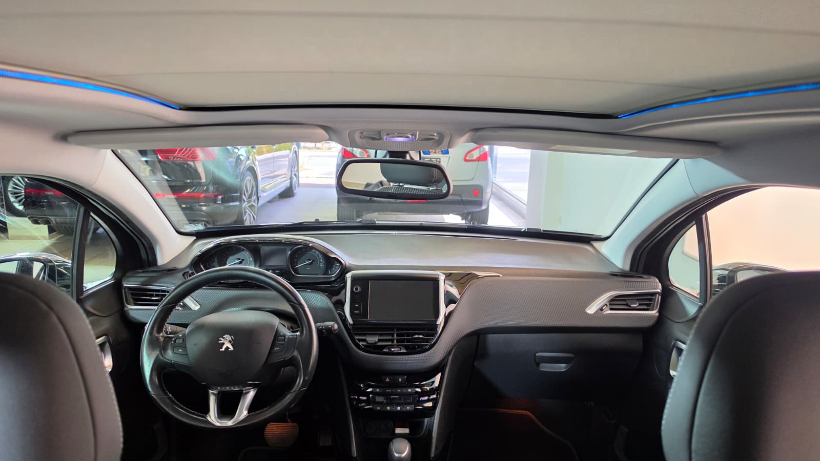 PEUGEOT 2008 1.2 PureTech, Top Fahrzeug, Panoramadach, 8-Fach Bereift, Frisch ab Service-image-6