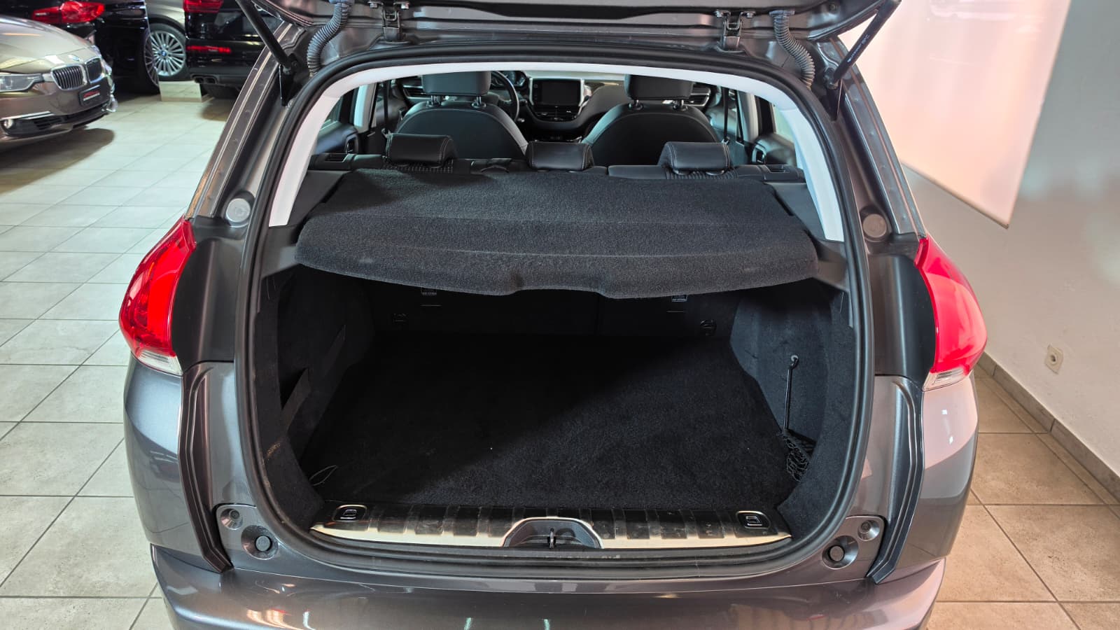 PEUGEOT 2008 1.2 PureTech, Top Fahrzeug, Panoramadach, 8-Fach Bereift, Frisch ab Service-image-12