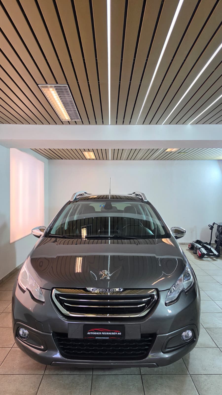 PEUGEOT 2008 1.2 PureTech, Top Fahrzeug, Panoramadach, 8-Fach Bereift, Frisch ab Service-image-2