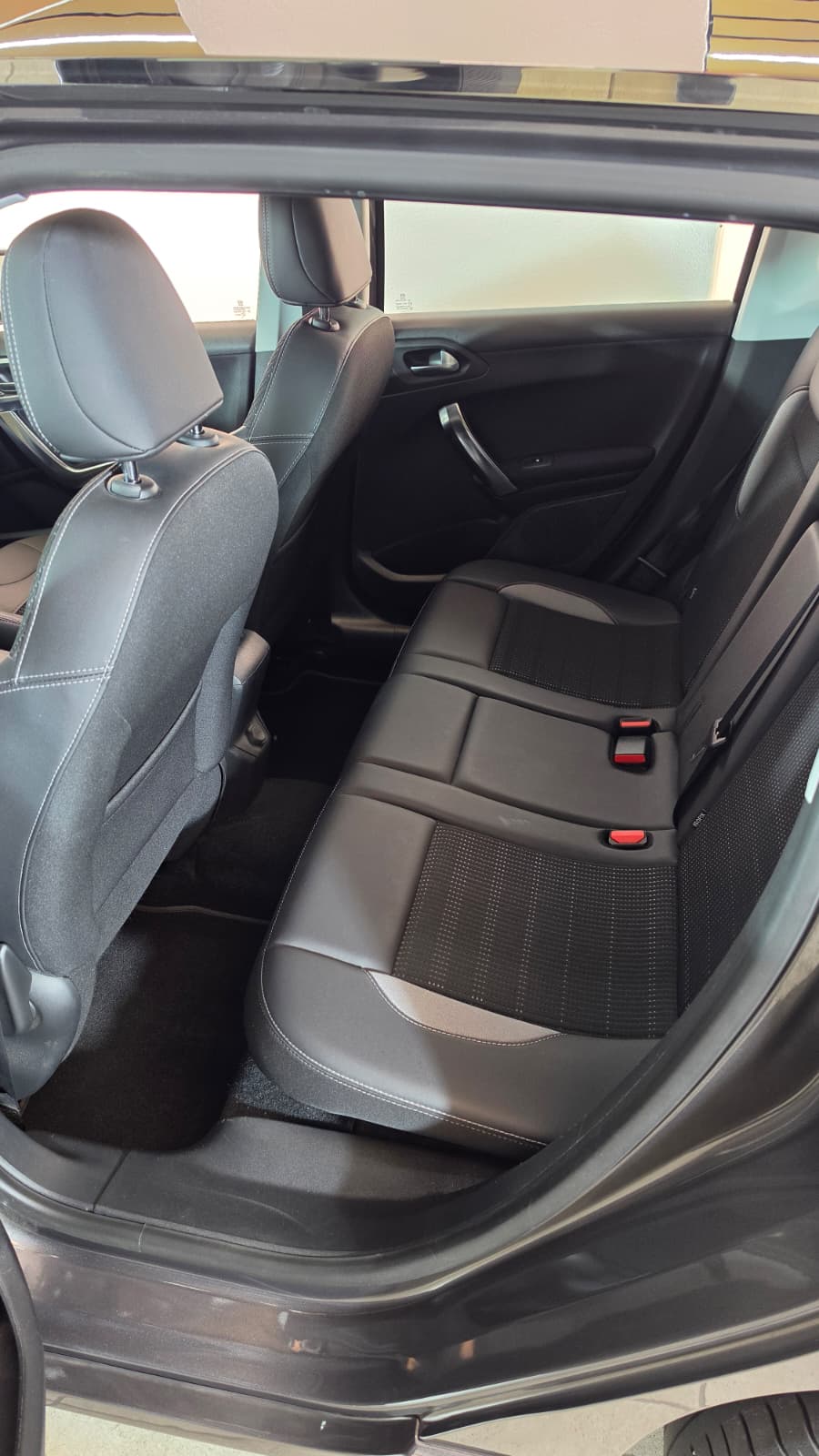 PEUGEOT 2008 1.2 PureTech, Top Fahrzeug, Panoramadach, 8-Fach Bereift, Frisch ab Service-image-11