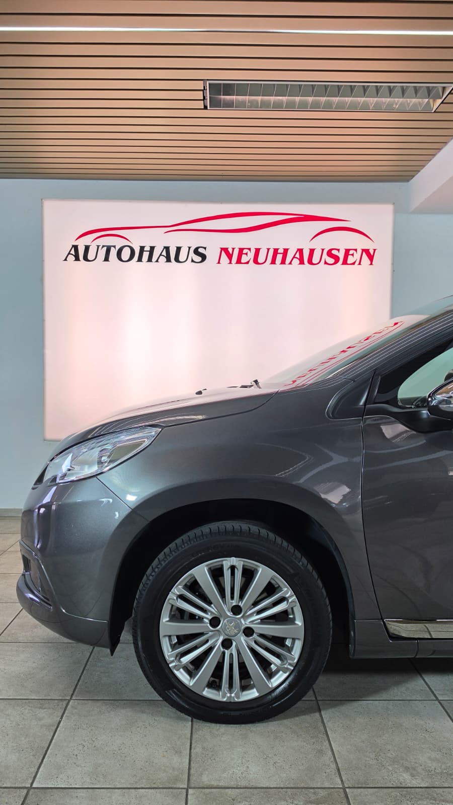 PEUGEOT 2008 1.2 PureTech, Top Fahrzeug, Panoramadach, 8-Fach Bereift, Frisch ab Service-image-1