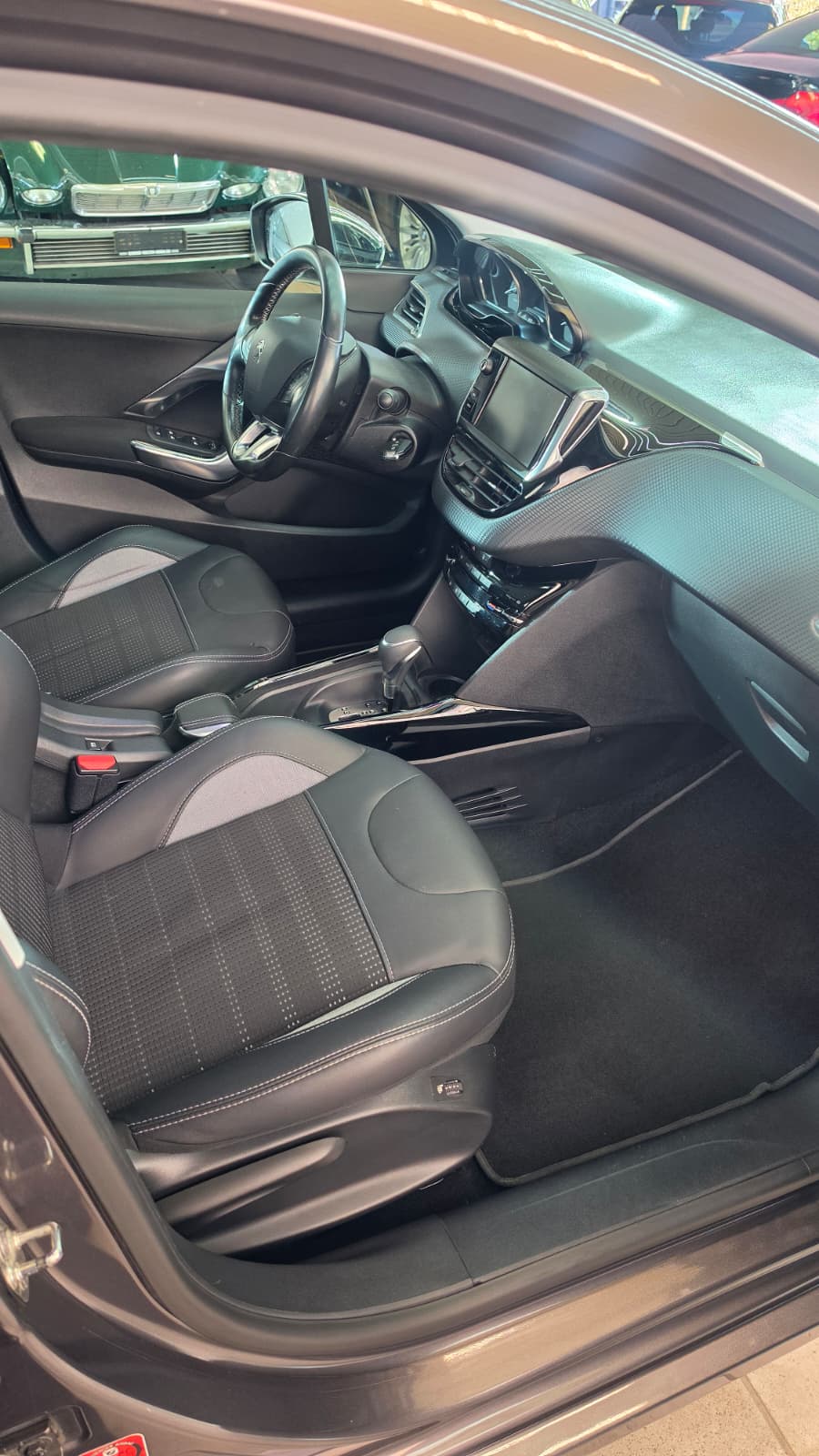 PEUGEOT 2008 1.2 PureTech, Top Fahrzeug, Panoramadach, 8-Fach Bereift, Frisch ab Service-image-10