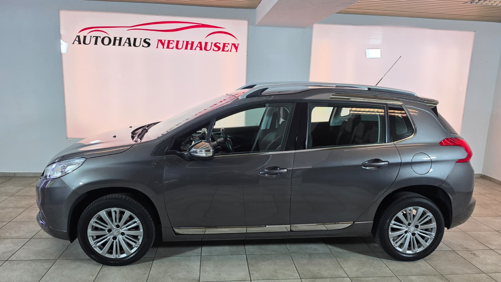PEUGEOT 2008 1.2 PureTech, Top Fahrzeug, Panoramadach, 8-Fach Bereift, Frisch ab Service-image-5