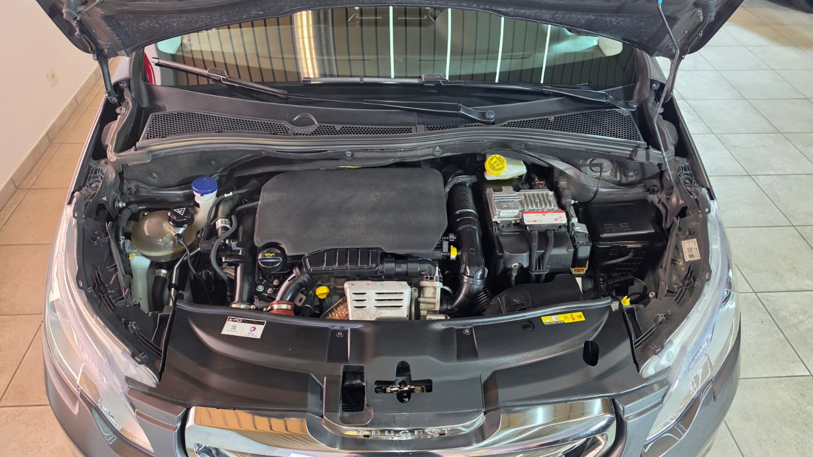 PEUGEOT 2008 1.2 PureTech, Top Fahrzeug, Panoramadach, 8-Fach Bereift, Frisch ab Service-image-14