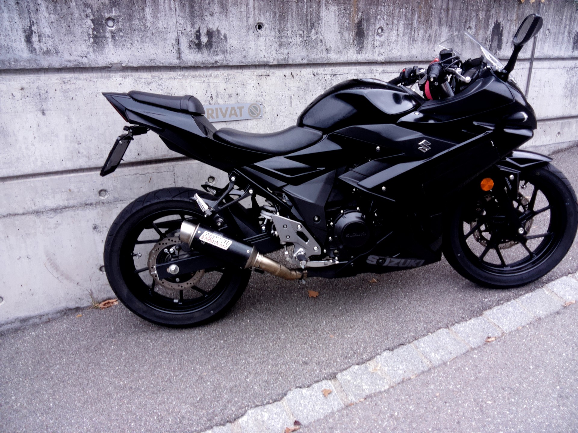 SUZUKI GSX-R 250 L7-image-4