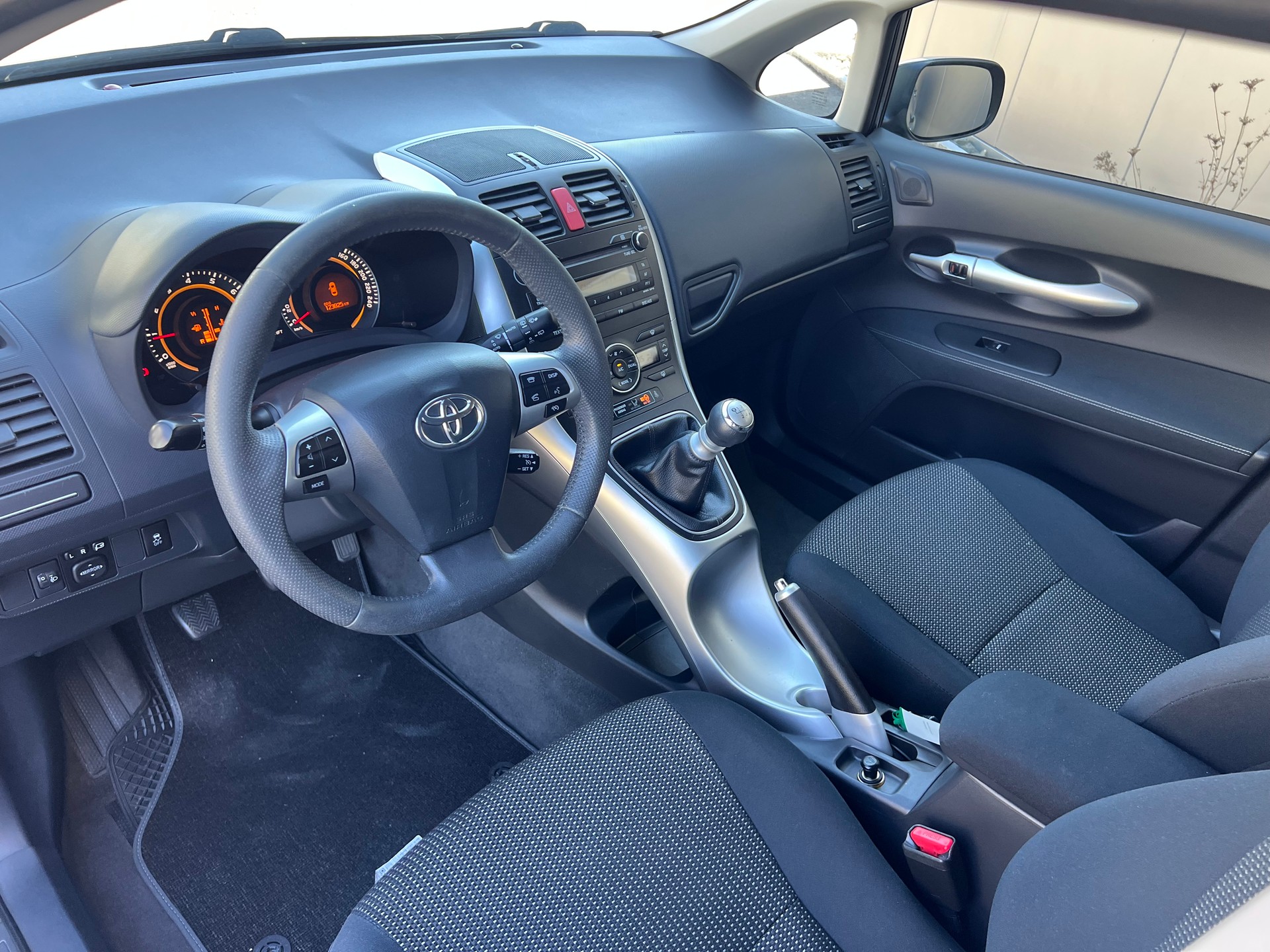 TOYOTA Auris 1.6 Linea Sol *** Klima * 8 fachbereift * mit frisch ab MFK beim Verkauf **-image-12