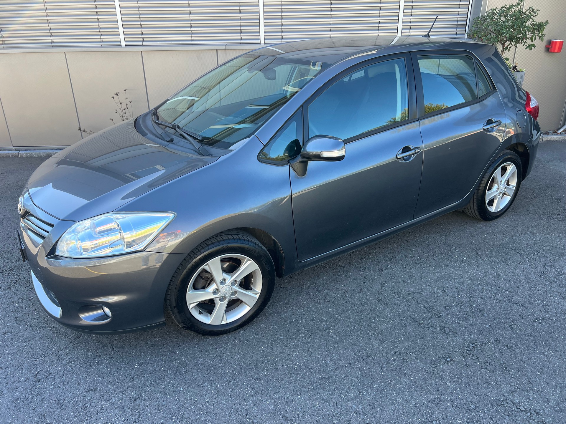 TOYOTA Auris 1.6 Linea Sol *** Klima * 8 fachbereift * mit frisch ab MFK beim Verkauf **-image-1