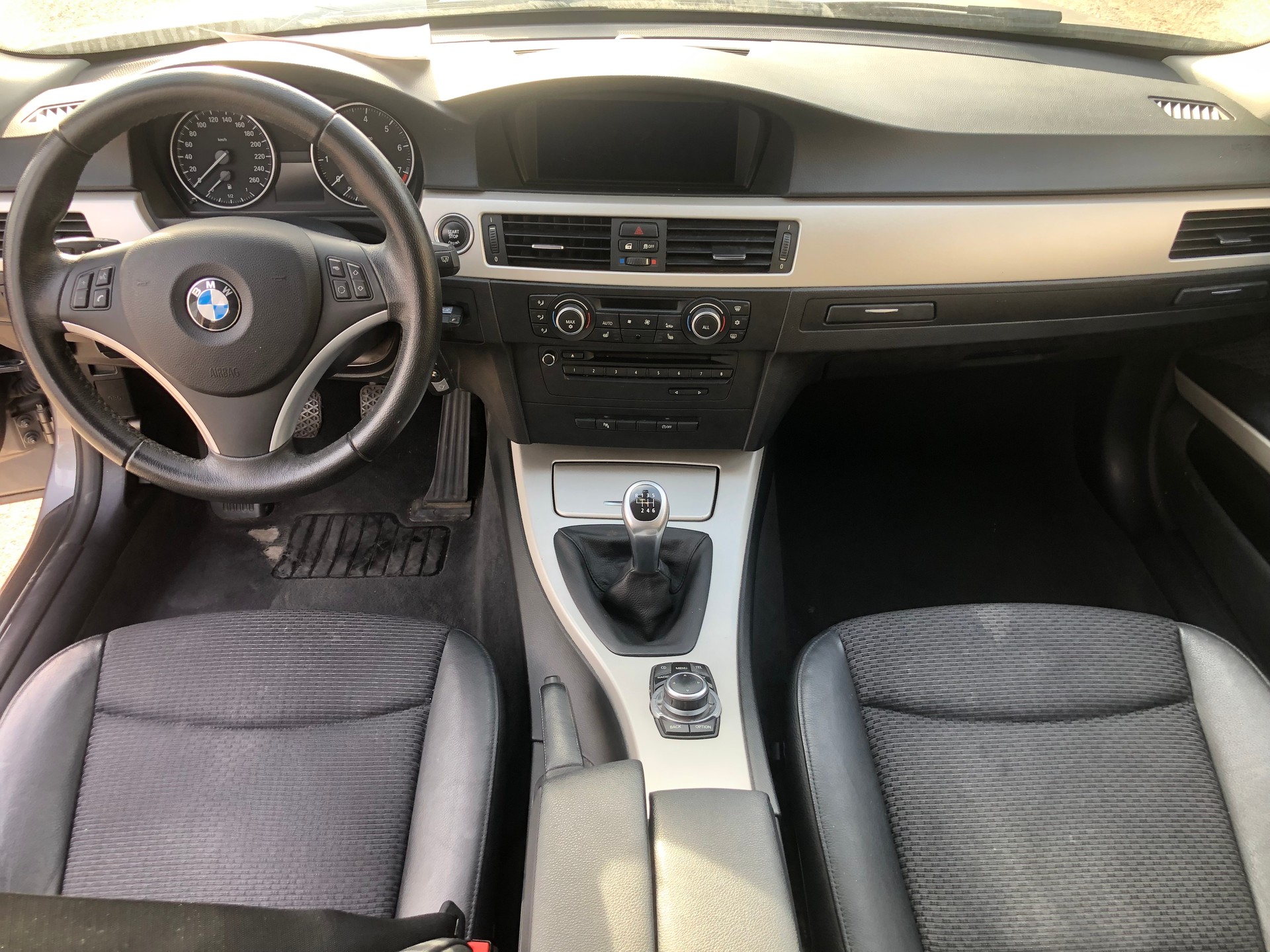 BMW 320i Touring Dynamic Edition-image-12