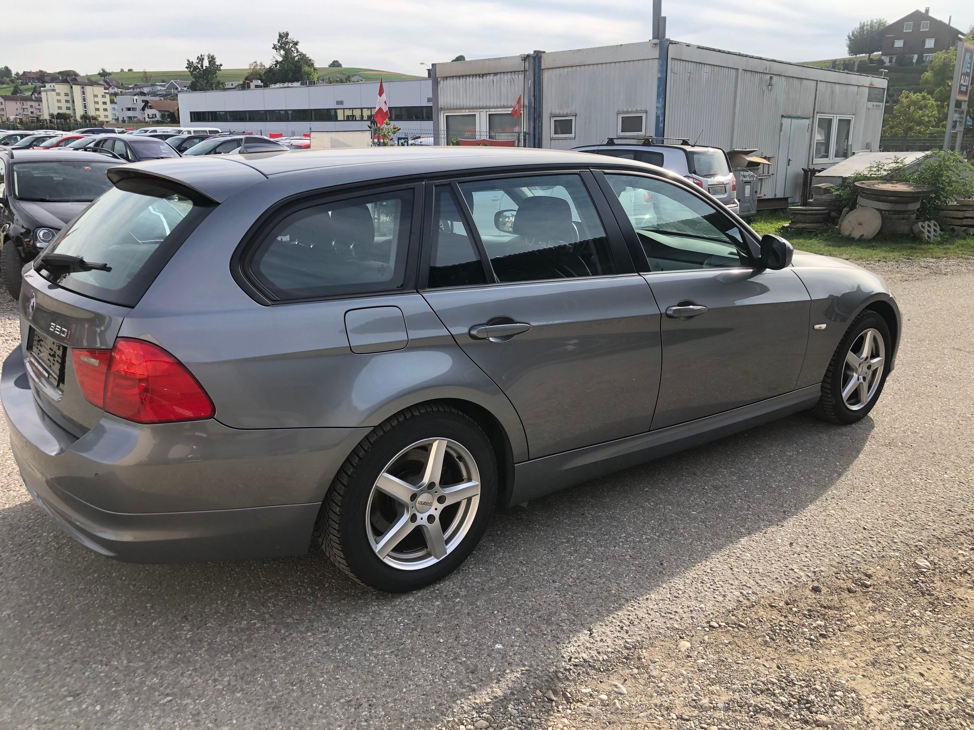BMW 320i Touring Dynamic Edition-image-4