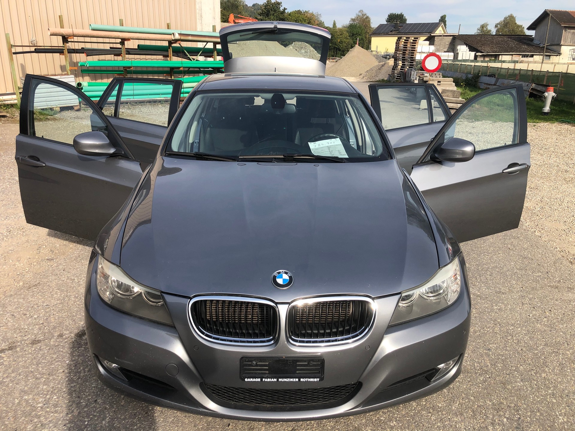 BMW 320i Touring Dynamic Edition-image-11