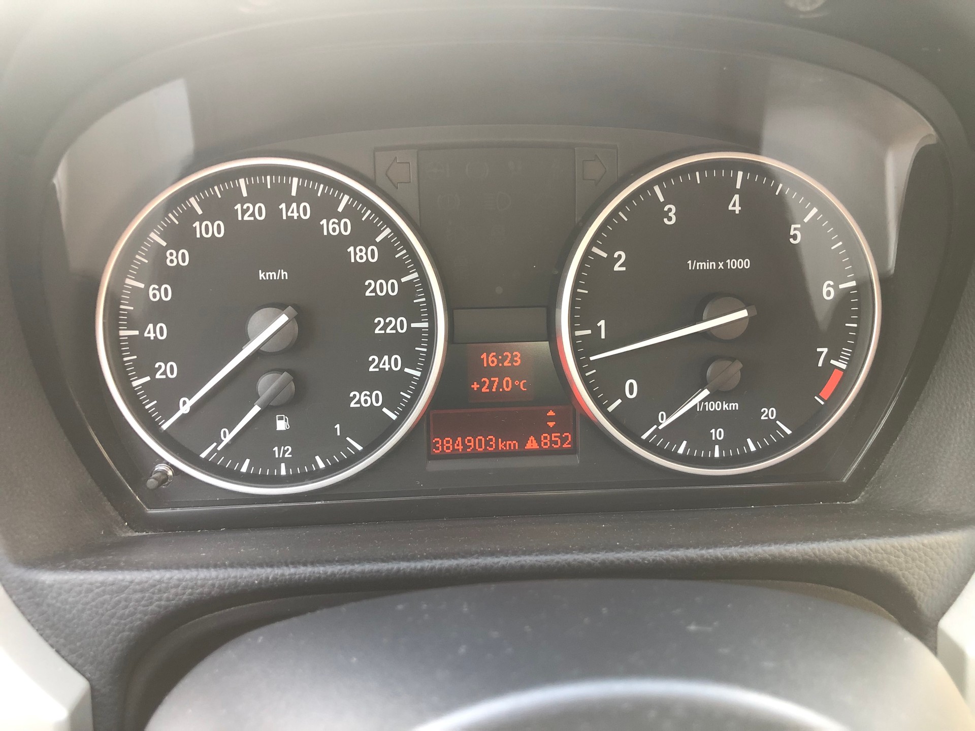 BMW 320i Touring Dynamic Edition-image-14