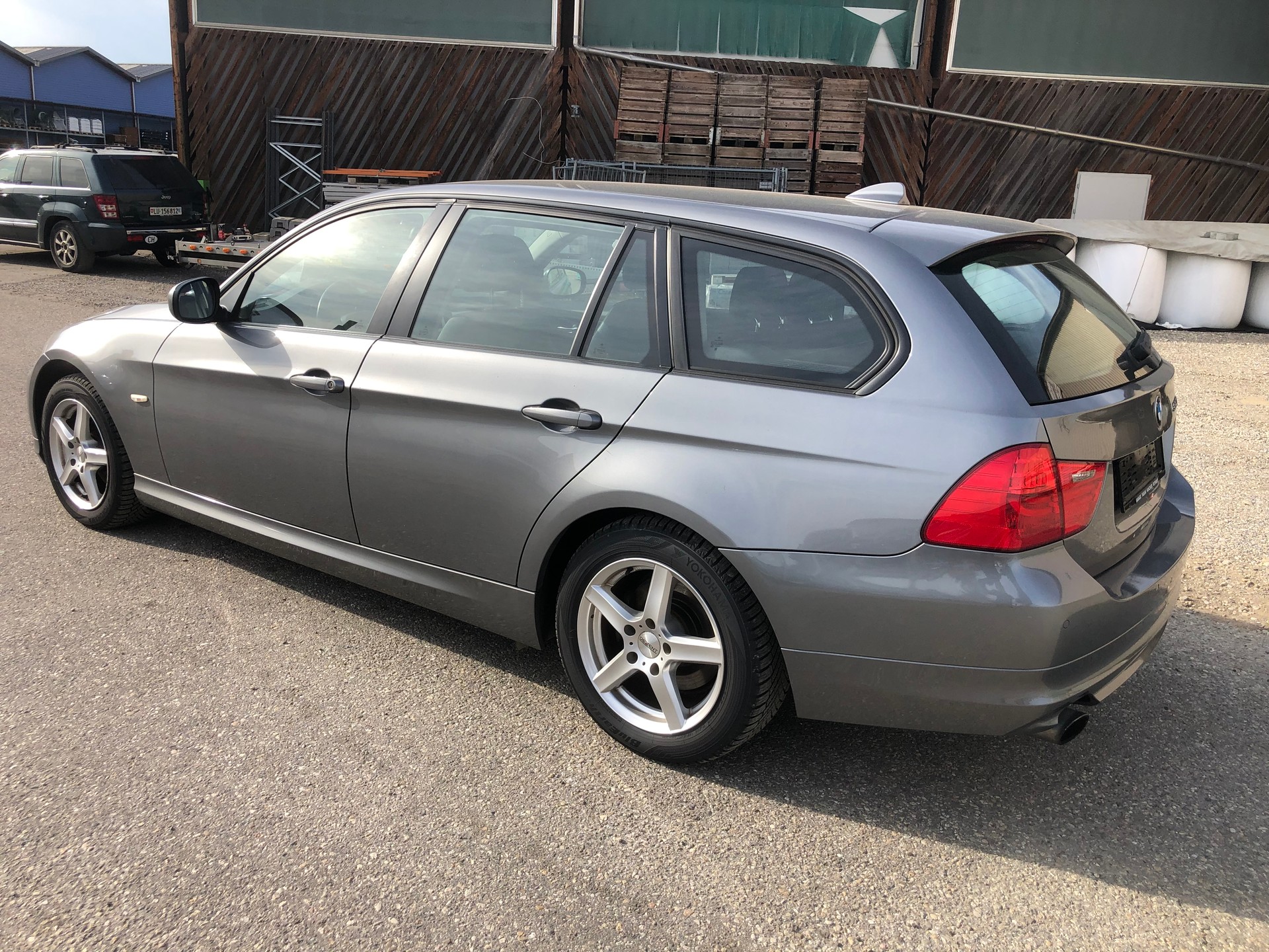 BMW 320i Touring Dynamic Edition-image-3