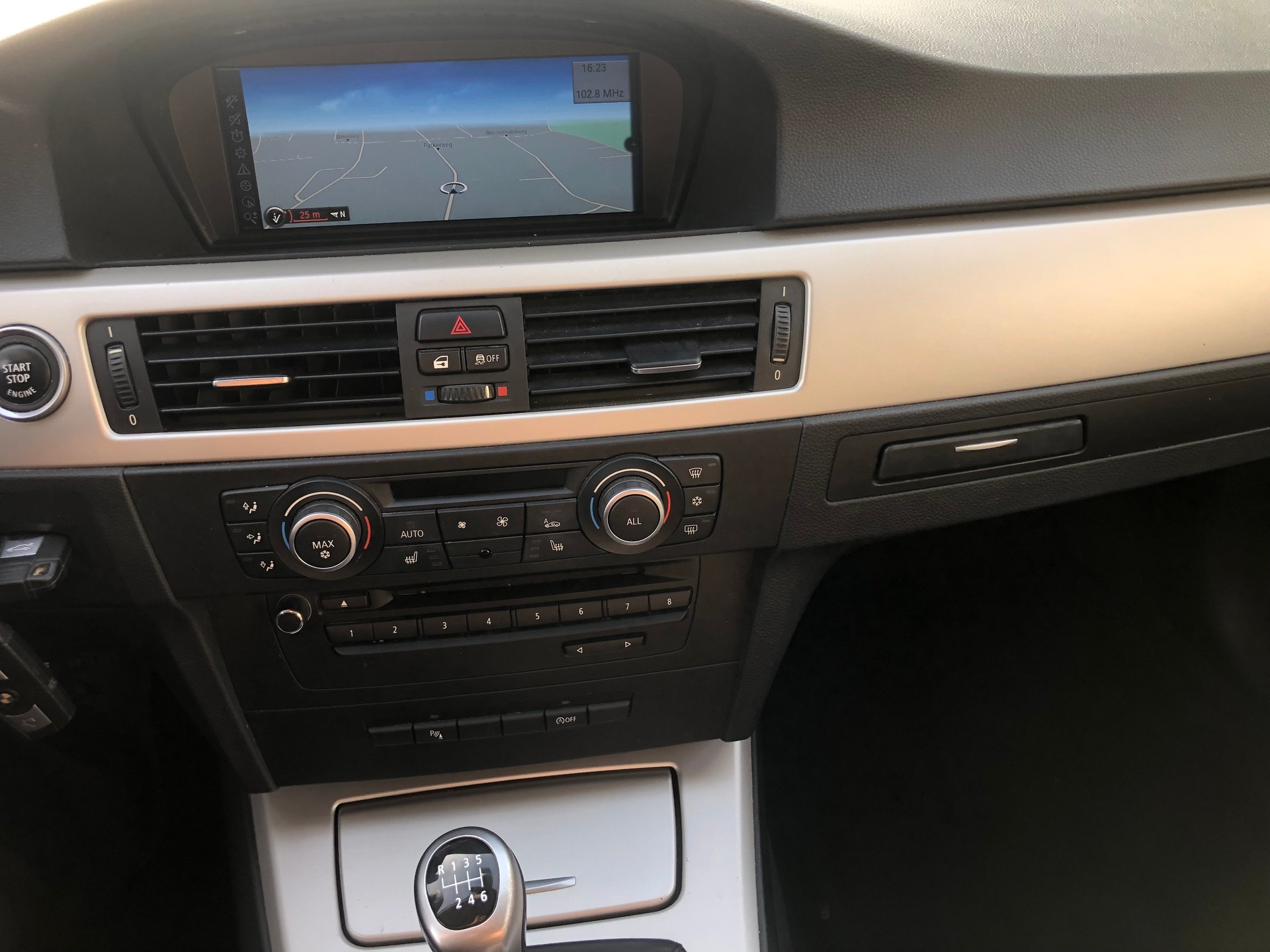 BMW 320i Touring Dynamic Edition-image-13